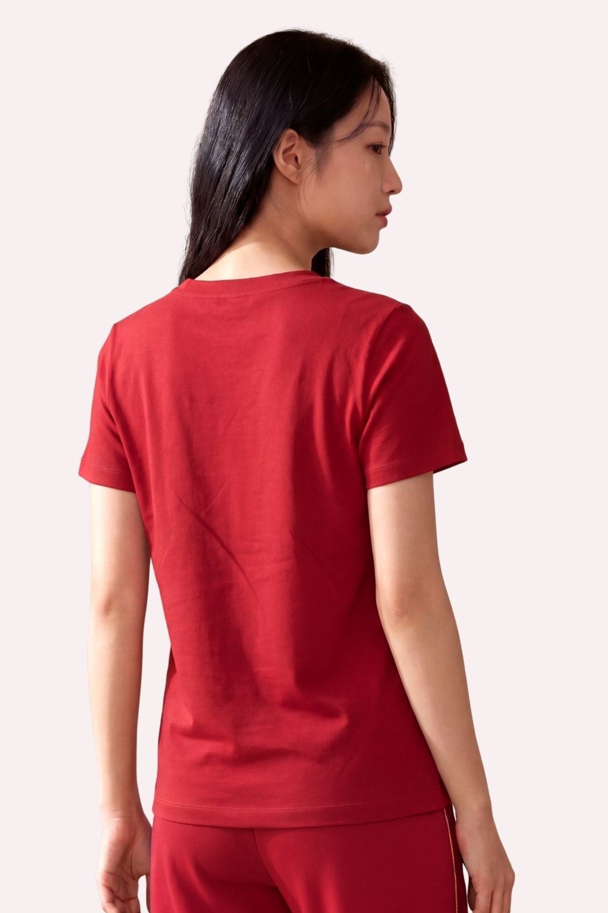 Kadın V Yaka Metal Logo Detaylı Regular Fit T-Shirt