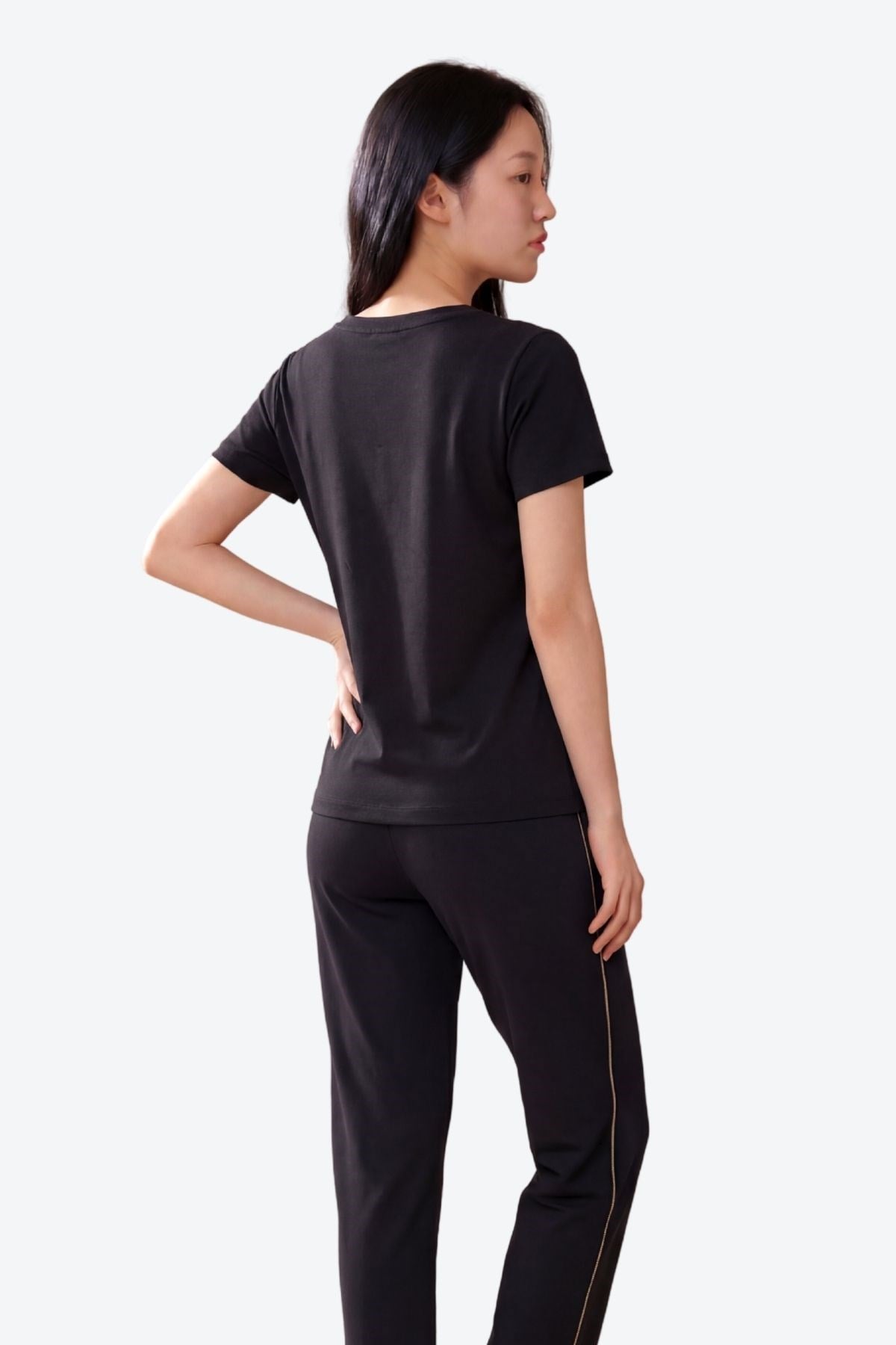 Kadın V Yaka Metal Logo Detaylı Regular Fit T-Shirt