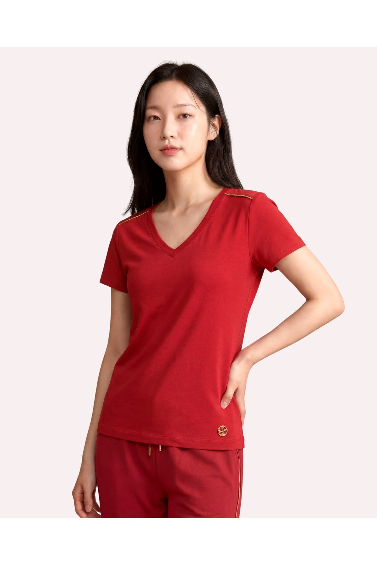 Metal Logo Detaylı Regular Fit Kadın V Yaka T-Shirt