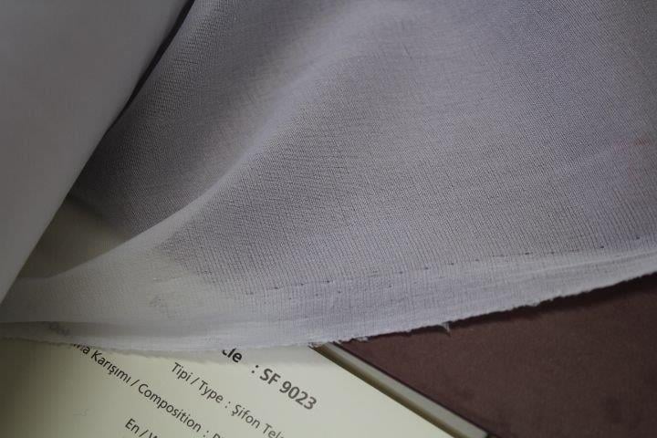 23 Gr. Entoilages en Chifón