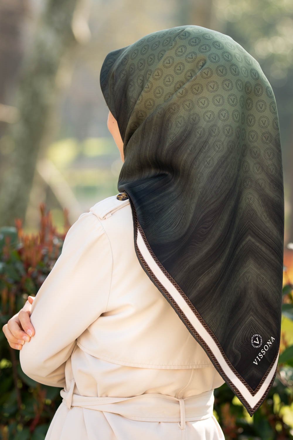 % 57 İPEK % 43 VİSKON Twill İpek Monogram Desenli Haki Renkli 90x90 Dikim Şekli : El Dikişi Eşarp