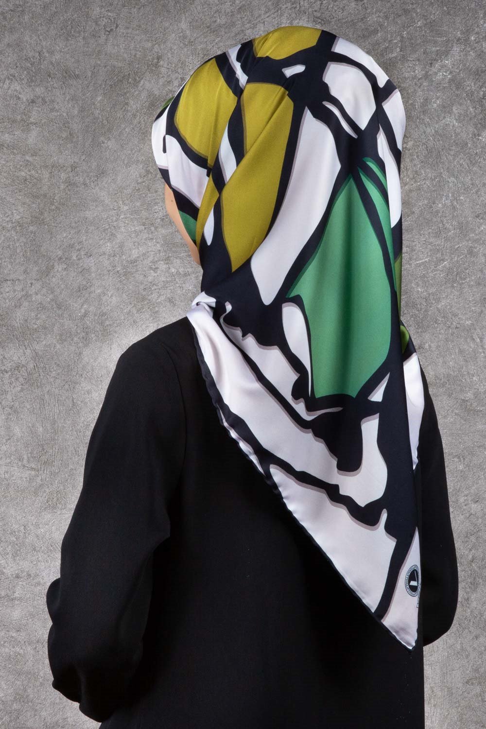 Twill Geometrik Desenli Haki - Zümrüt Yeşili Renkli 90x90 Eşarp (İpek İçermez) Dikim Şekli : El Dikişi
