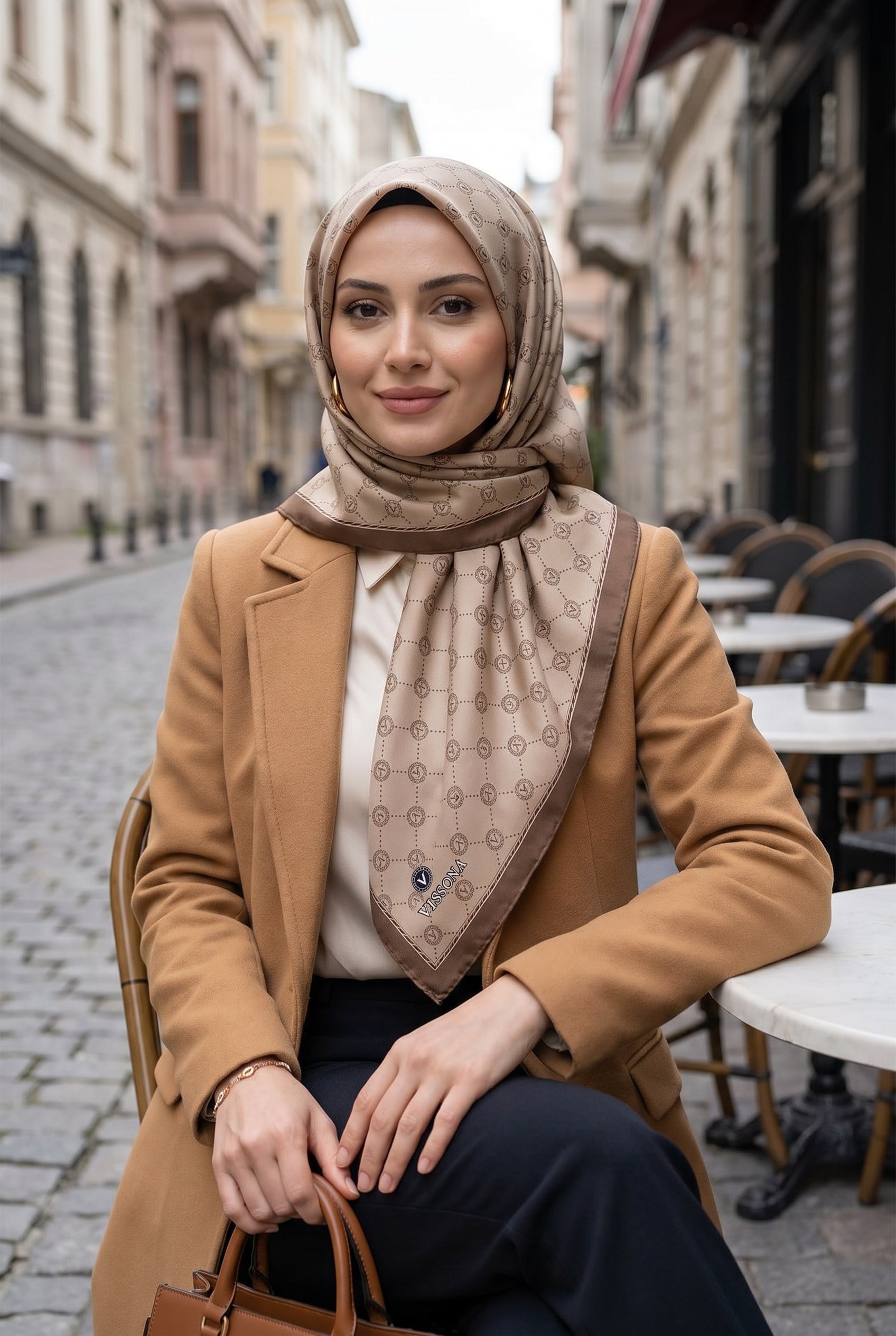 %100 Twill İpek Monogram Desenli Bej Renkli 90x90 Eşarp Dikim Şekli : El Dikişi