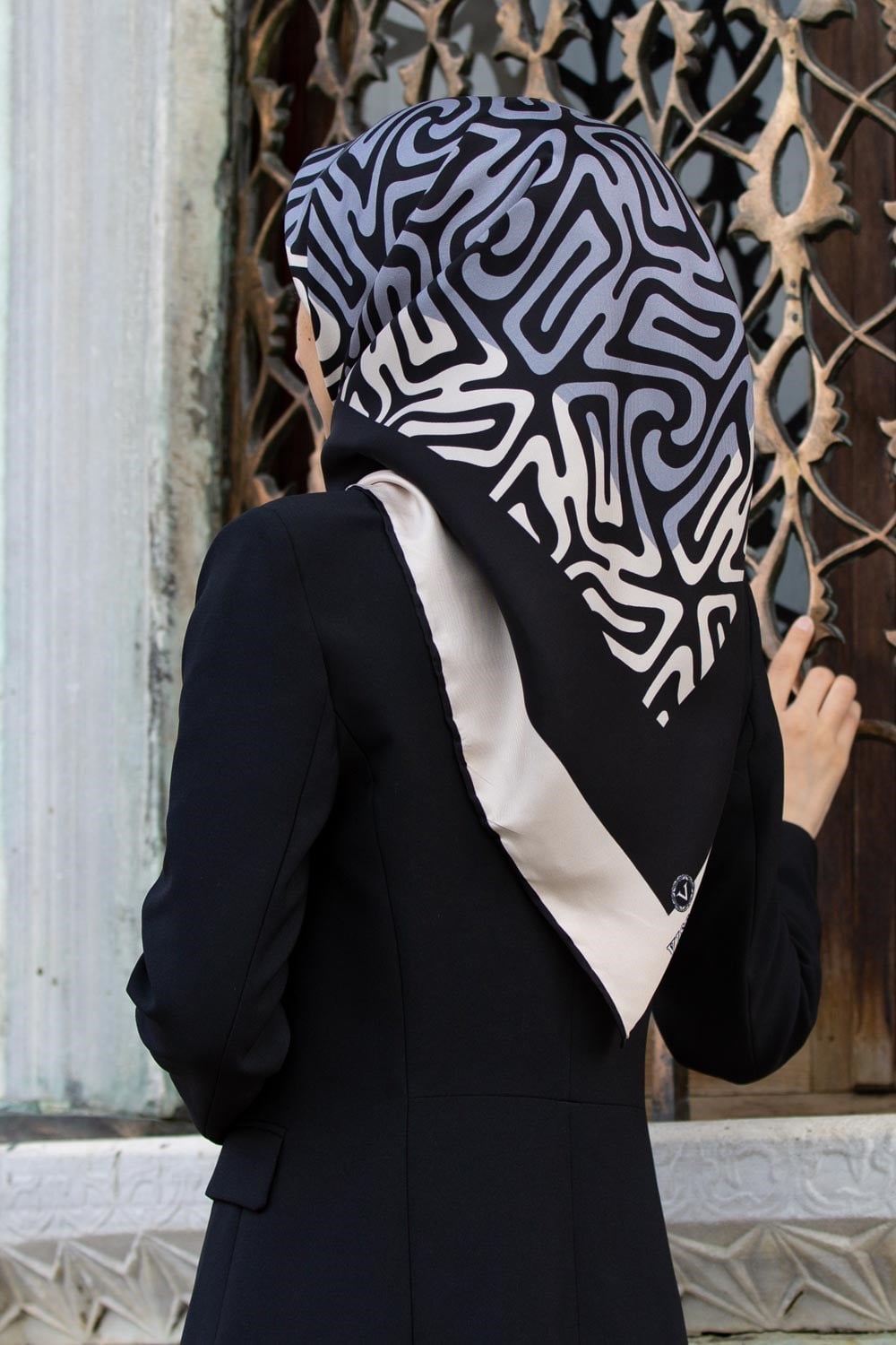 100% Twill İpek Bordürlü Dalga Desenli Siyah - Gri Renkli 90x90 Dikim Şekli : El Dikişi Eşarp