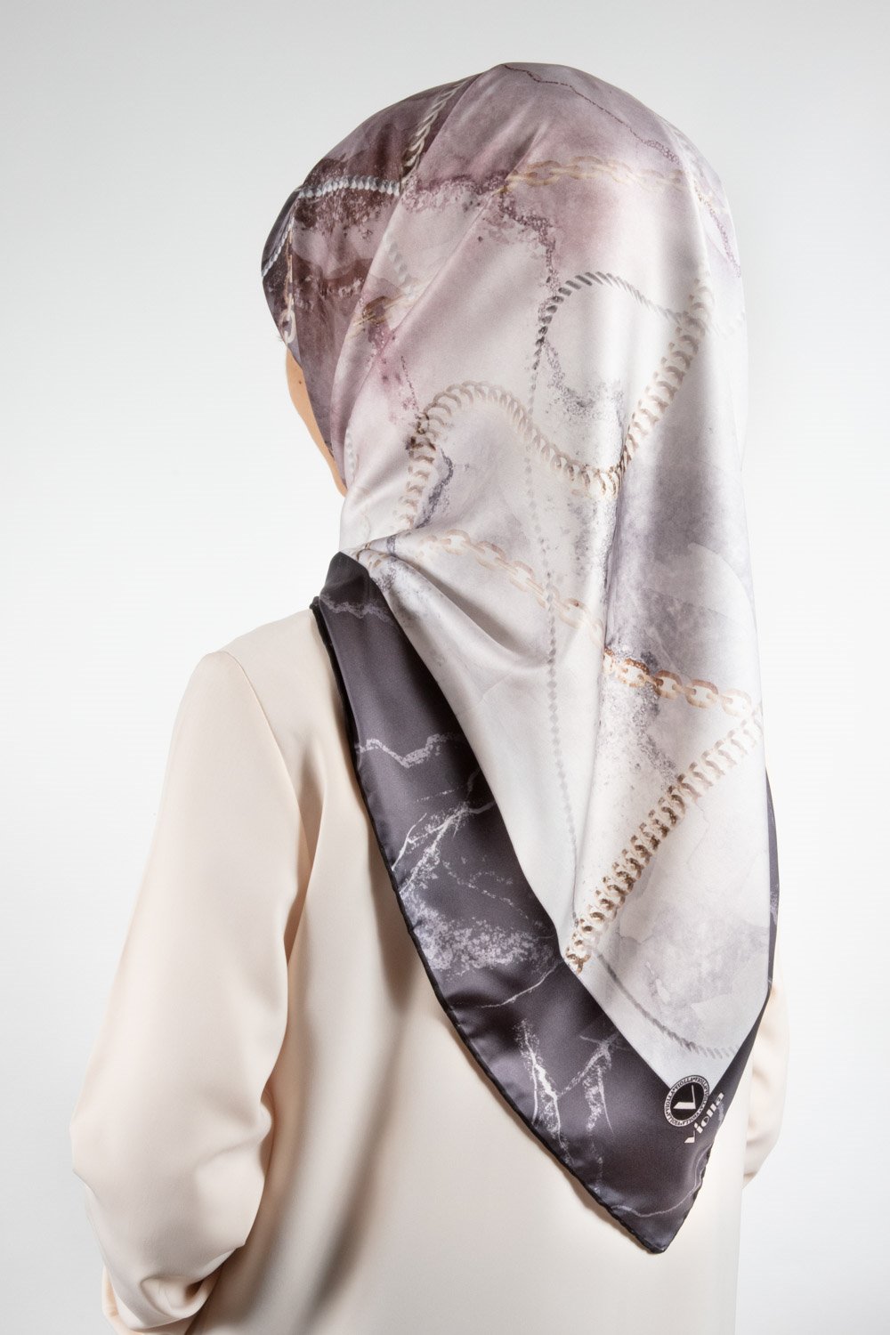 Twill Mermer ve Zincir Desenli Gri Renkli 90x90 Eşarp (İpek İçermez) Kenar Dikiş Şekli El Dikişli