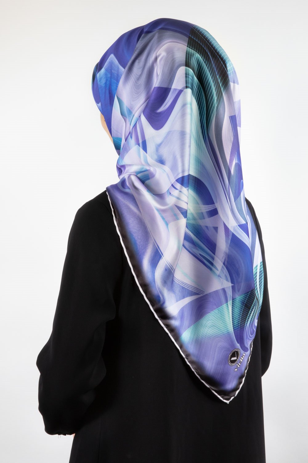 Twill Soyut Dalga Desenli Saks Renkli 90x90 Eşarp (İpek İçermez) Dikim Şekli : El Dikişi
