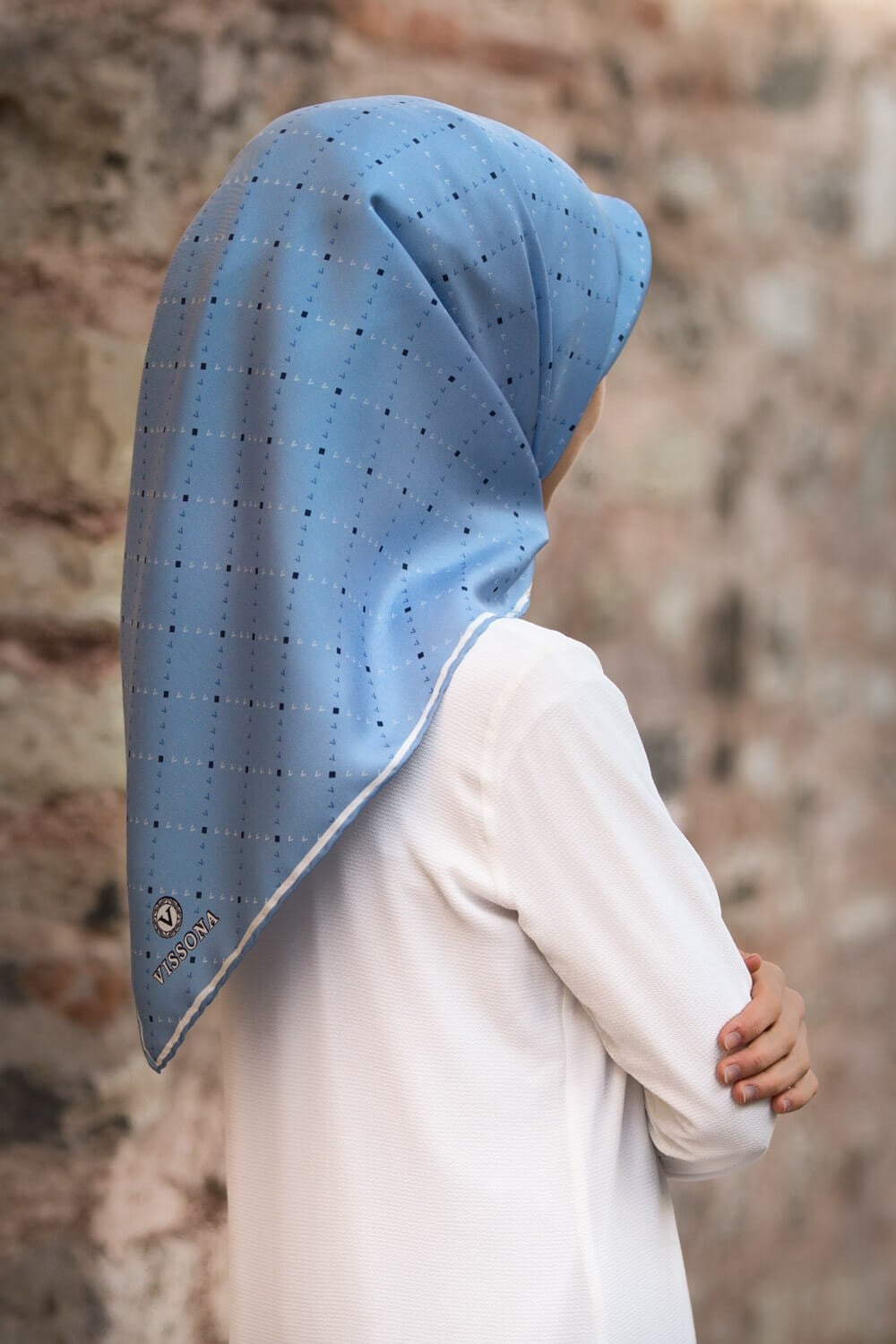 % 57 İPEK % 43 VİSKON Twill İpek Minik V Desenli Bebe Mavisi Renkli 90x90 Eşarp Dikim Şekli : El Dikişi