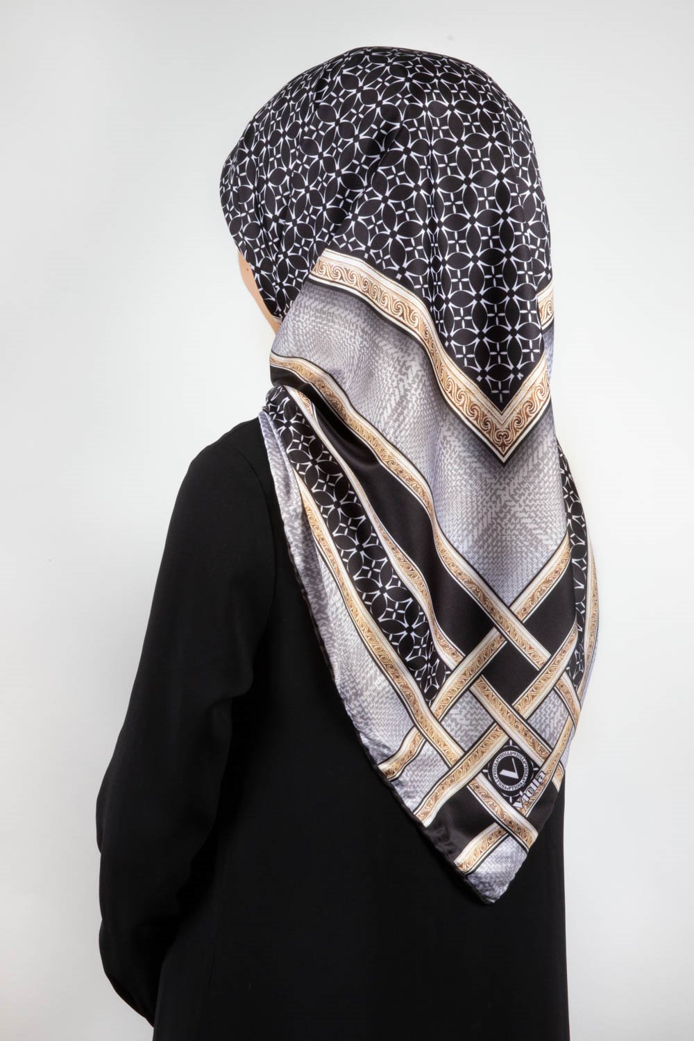 Twill Gold Bordürlü Geometrik Desenli Gri Renkli 90x90 Eşarp (İpek İçermez) Kenar Dikiş Şekli El Dikişli