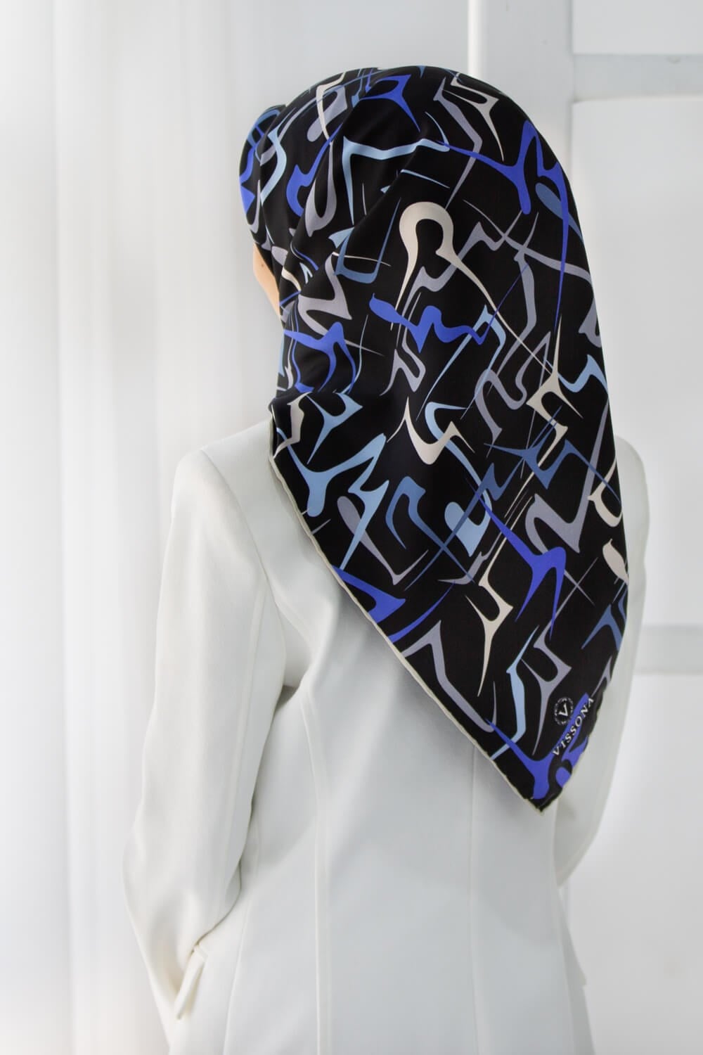% 57 İPEK % 43 VİSKON Twill İpek Soyut Geometrik Desenli İndigo - Gri Renkli 90x90 Eşarp Dikim Şekli : El Dikişi