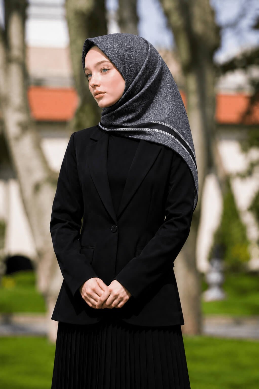 % 57 İPEK % 43 VİSKON Twill İpek Dokulu Şerit Desenli Siyah - Gri Renkli 90x90 Eşarp Dikim Şekli : El Dikişi