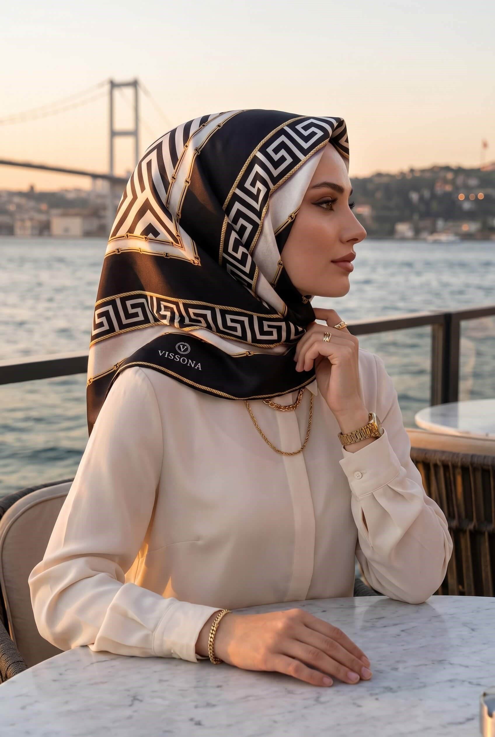 %100 Twill İpek Labirent Ve Geometrik Desenli Siyah - Krem Renkli 90x90 Eşarp Dikim Şekli : El Dikişi