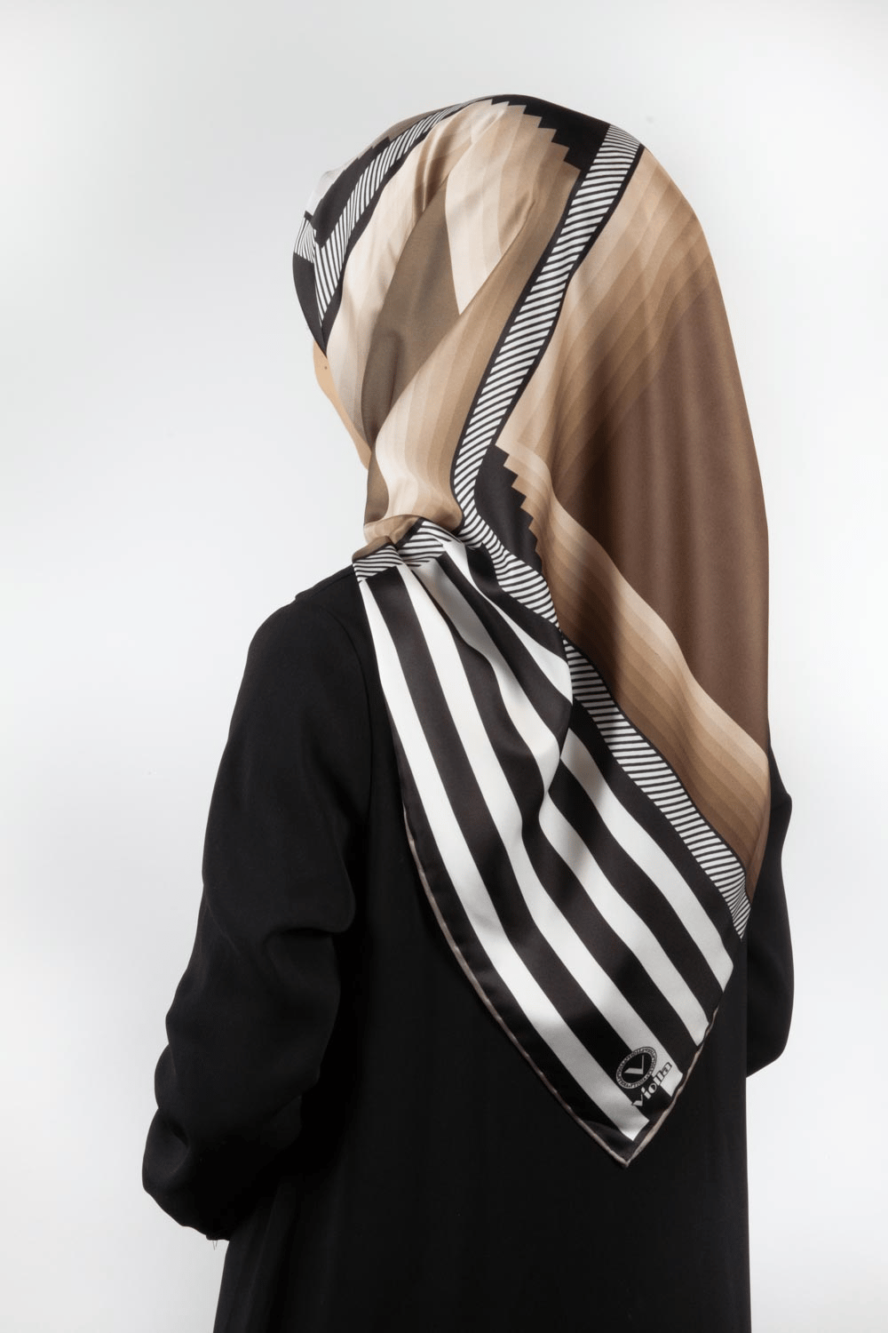 Twill Geometrik Desenli Bej Renkli 90x90 Eşarp (İpek İçermez) Kenar Dikiş Şekli El Dikişli