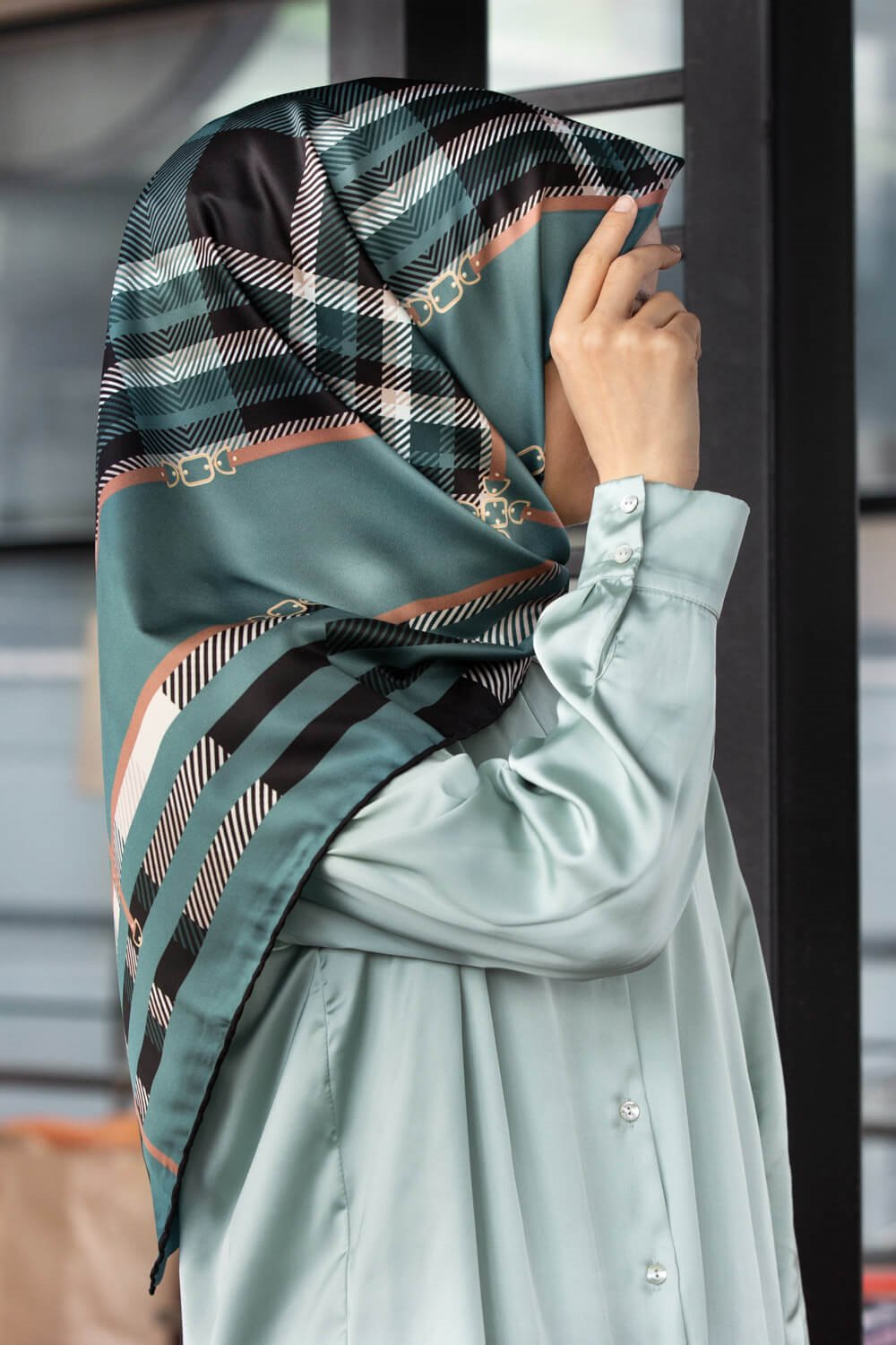 Twill Kemerli ve Ekose Desenli Petrol Mavisi Renkli 90x90 Eşarp (İpek İçermez)Kenar Dikiş Şekli El Dikişli