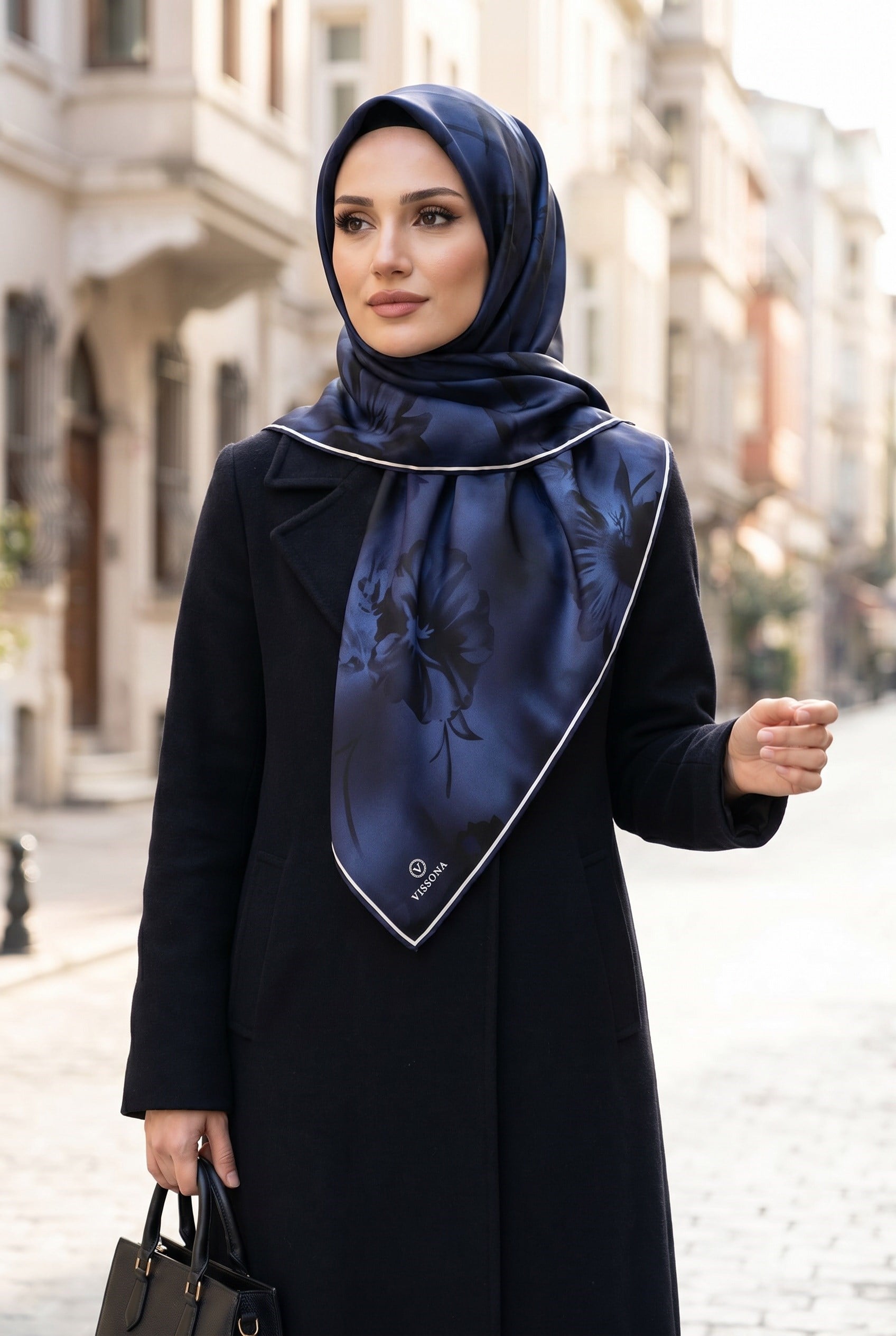 100% Twill İpek Çiçek Desenli Lacivert Renkli 90x90 Dikim Şekli : El Dikişi Eşarp