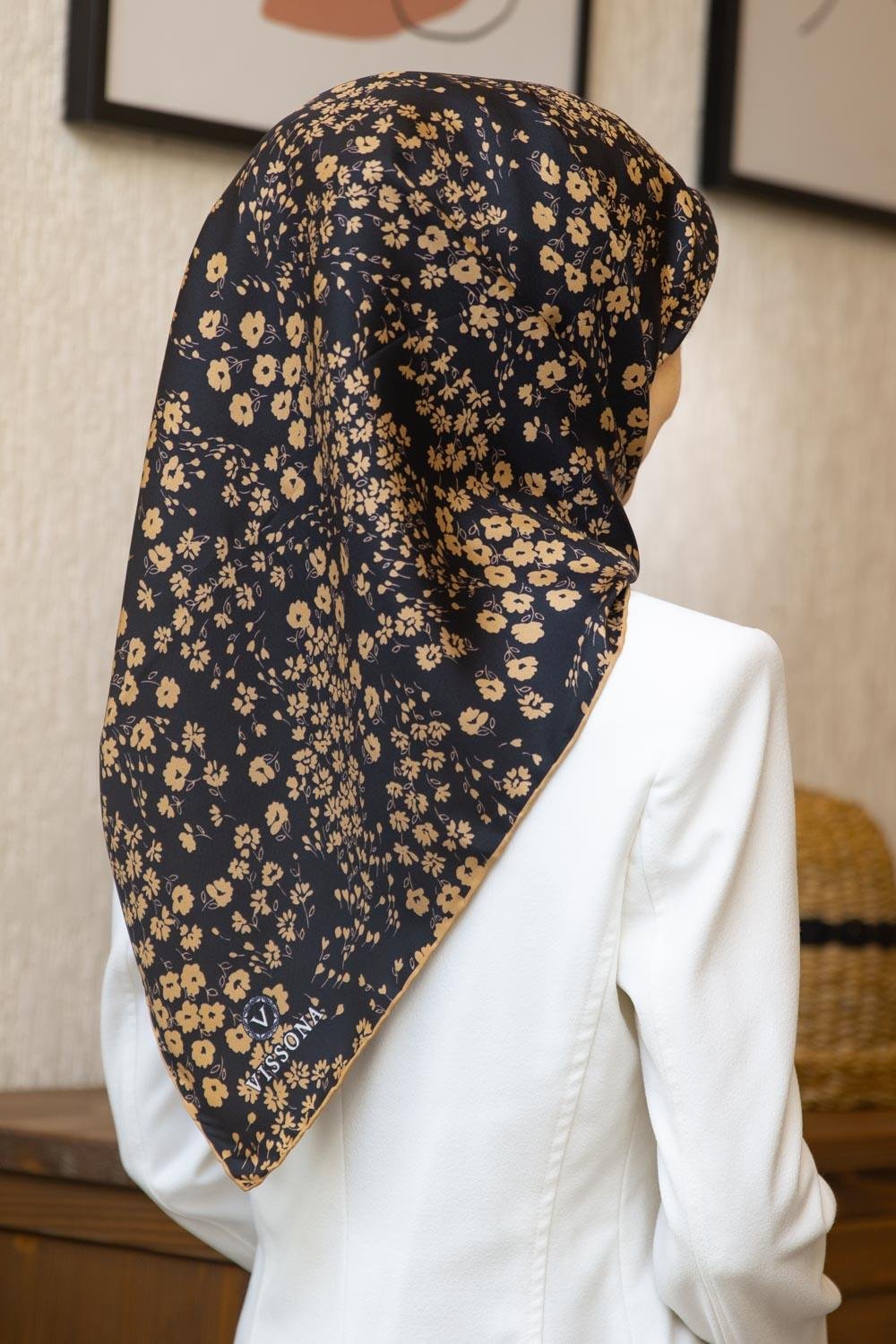 %100 Twill İpek Çıtır Çiçek Desenli Siyah - Gold Renkli 90x90 Eşarp Dikim Şekli : El Dikişi