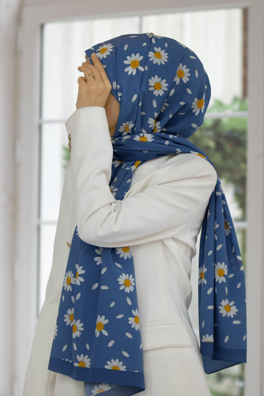 LÜKS MEDİNE İPEĞİ PAPATYA DESENLİ BEBE MAVİSİ RENKLİ 75X195 KIRIŞMAZ ŞAL MOSS KREP DİKİŞ TİPİ İTALYAN DİKİŞLİ
