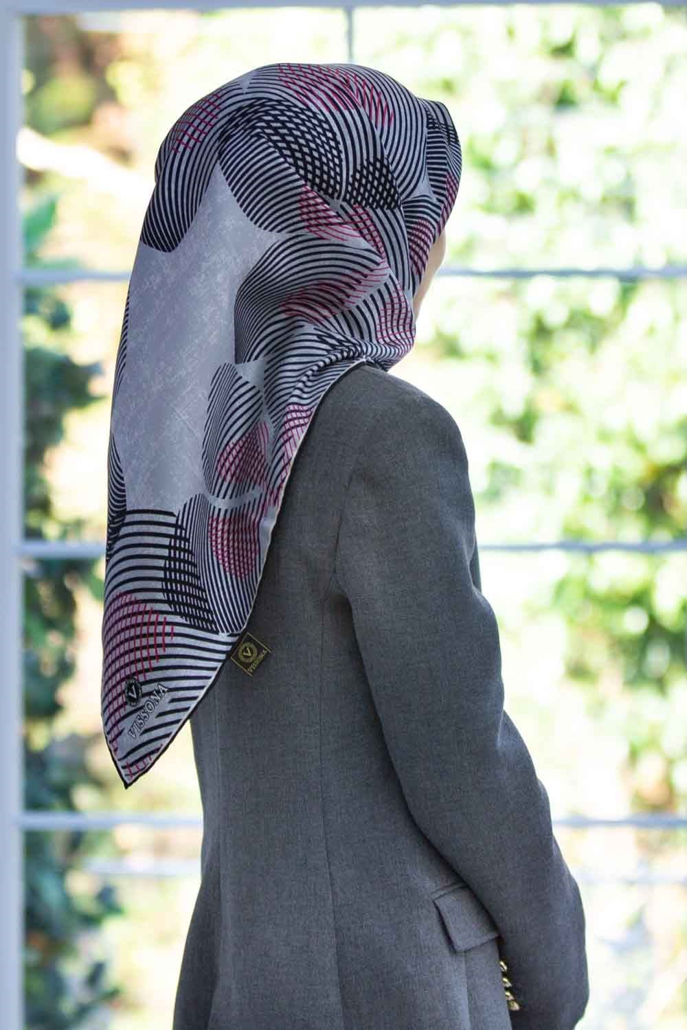 %100 Twill İpek Çizgili Çiçek Desenli Siyah - Kırmızı Renkli 90x90 Eşarp Dikim Şekli : El Dikişi