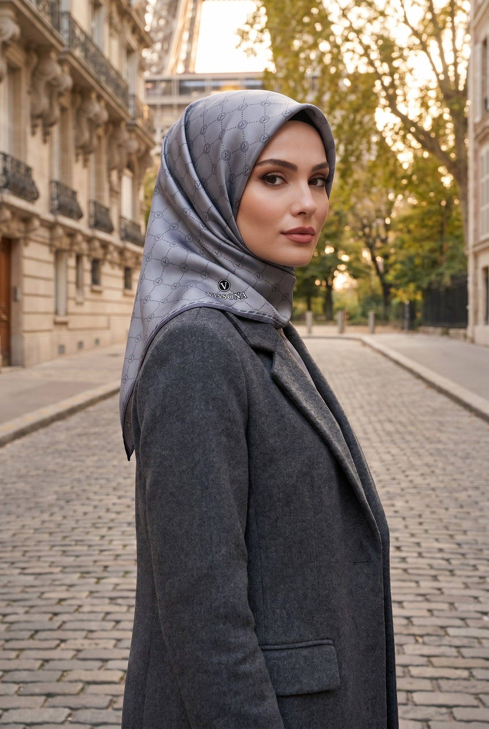 %100 Twill İpek Monogram Desenli Gri Renkli 90x90 Eşarp Dikim Şekli : El Dikişi
