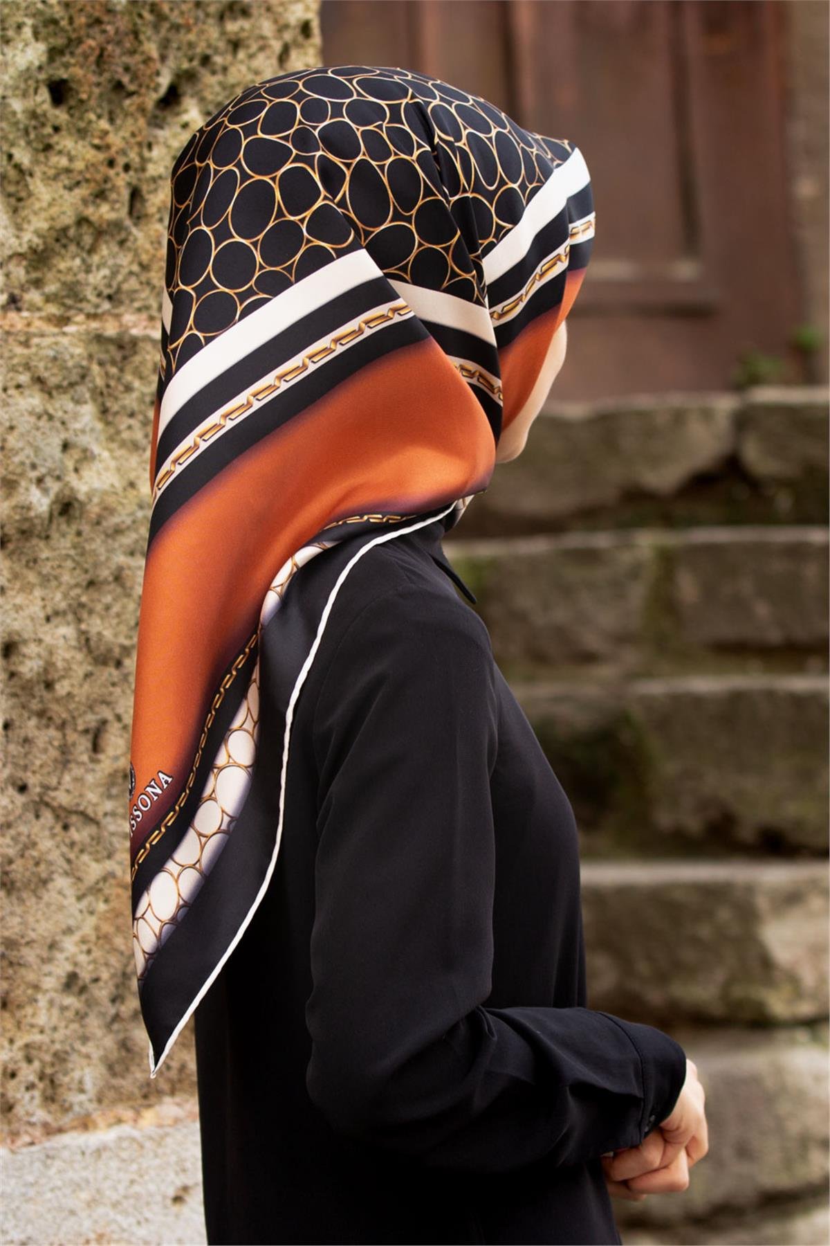 %100 Twill İpek Gold Halka Desenli Taba - Siyah Renkli 90x90 Eşarp Dikim Şekli : El Dikişi