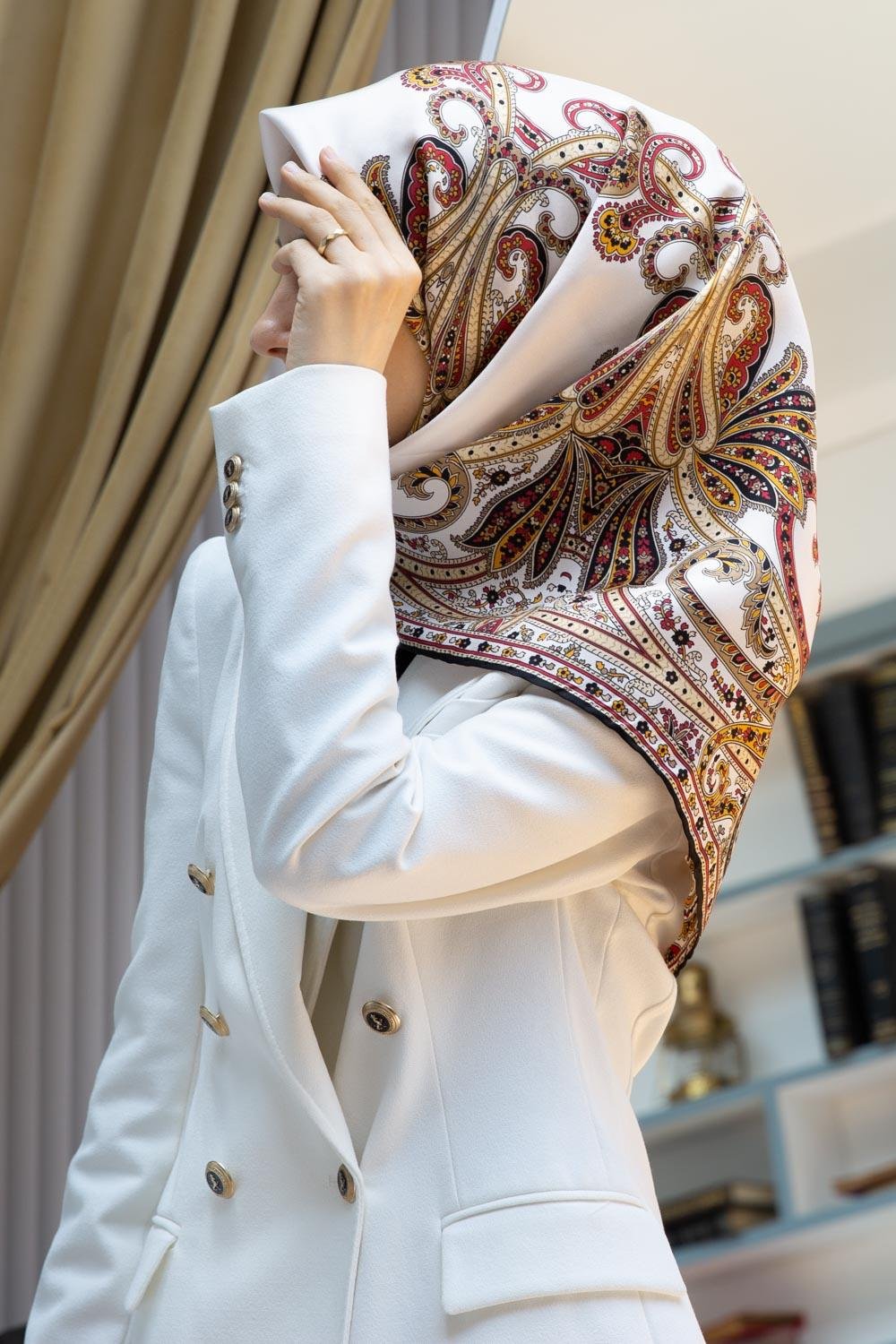 %100 Twill İpek Şal Desenli Siyah - Krem Renkli 90x90 Eşarp Dikim Şekli : El Dikişi
