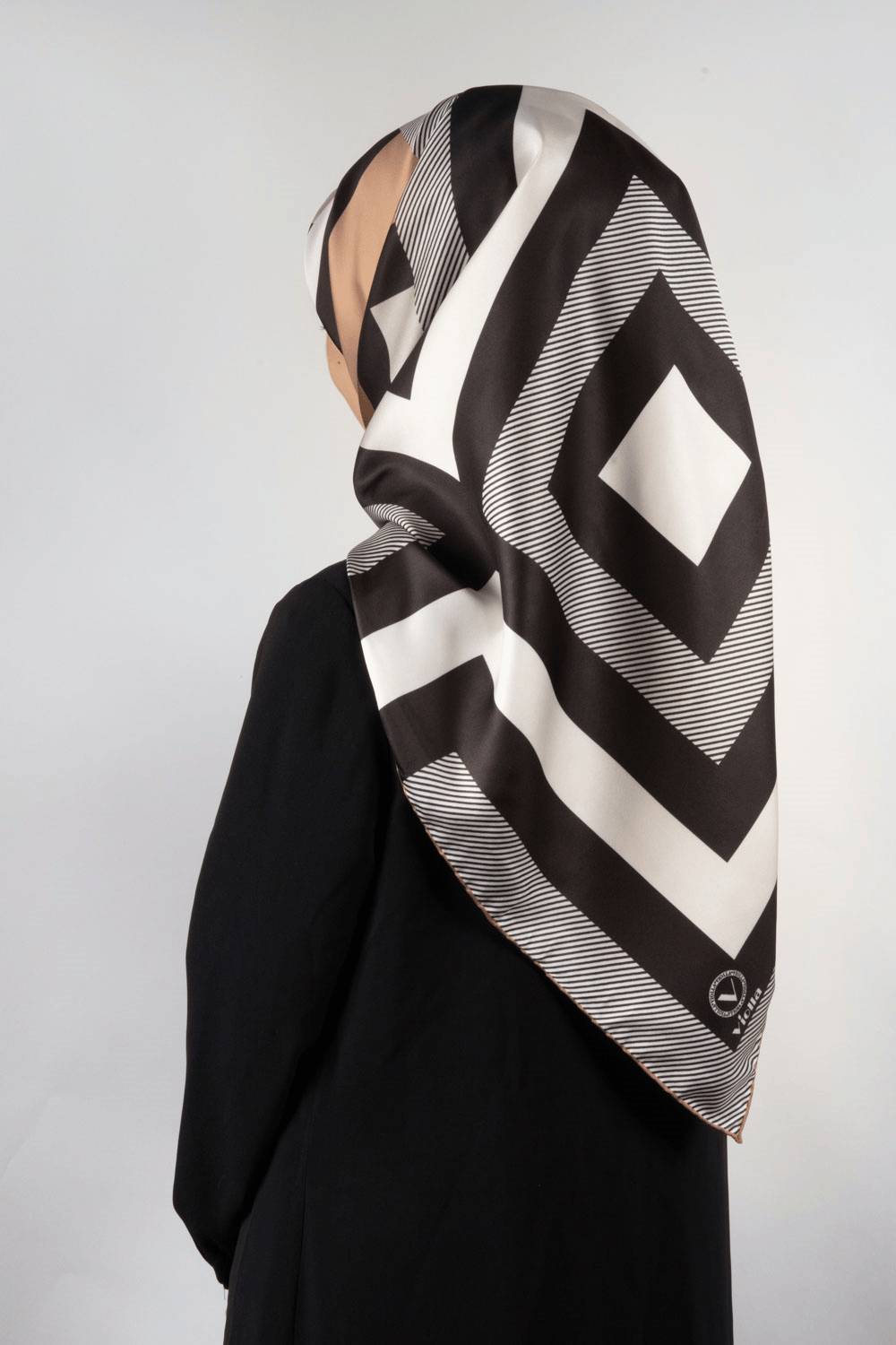 Twill Geometrik Desenli Vizon Renkli 90x90 Eşarp (İpek İçermez) Dikim Şekli : El Dikişi