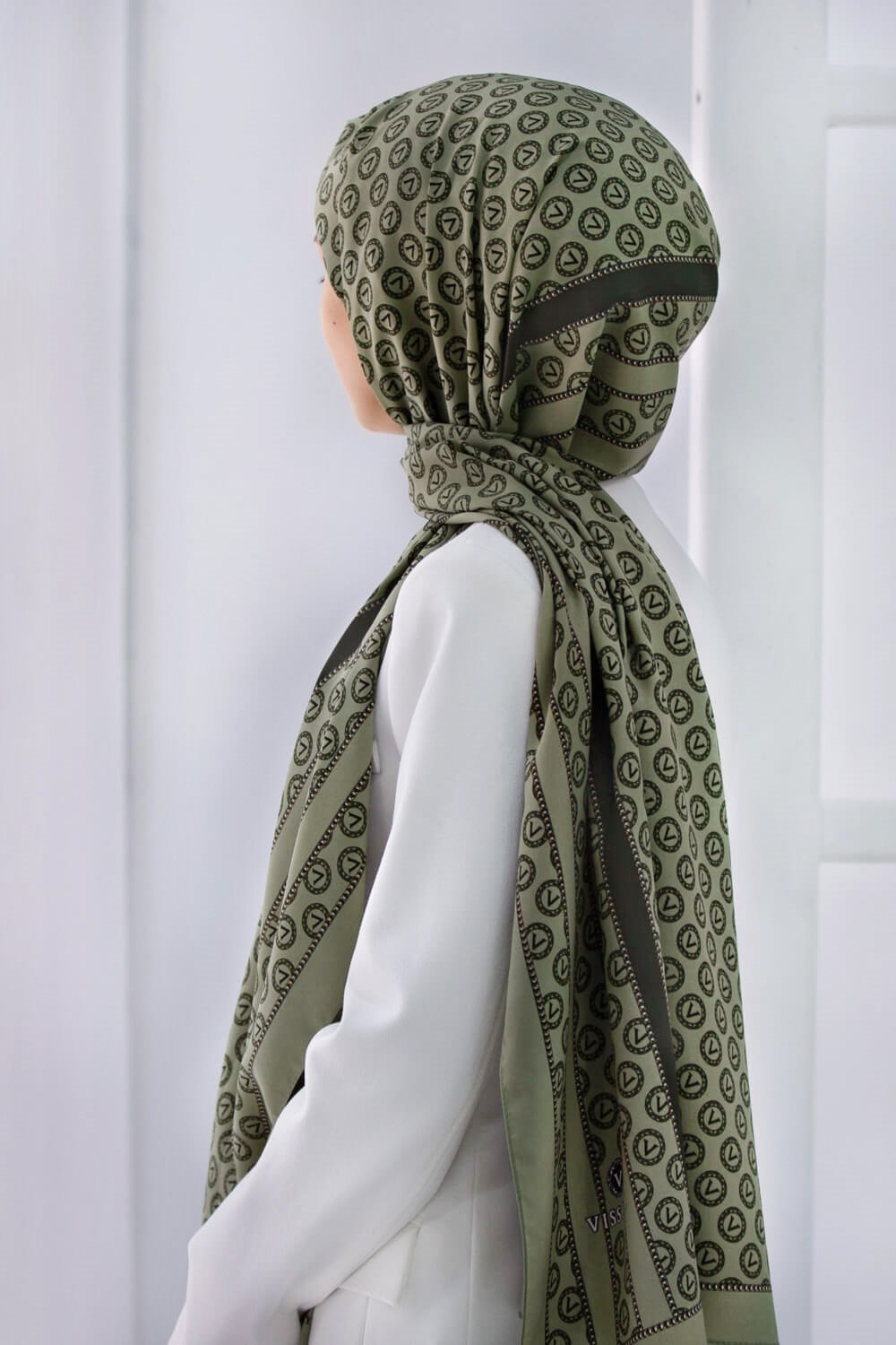 LÜKS MEDİNE İPEĞİ DEGRADELİ MONOGRAM DESENLİ HAKİ RENKLİ 75X195 KIRIŞMAZ ŞAL MOSS KREP DİKİŞ TİPİ İTALYAN DİKİŞLİ
