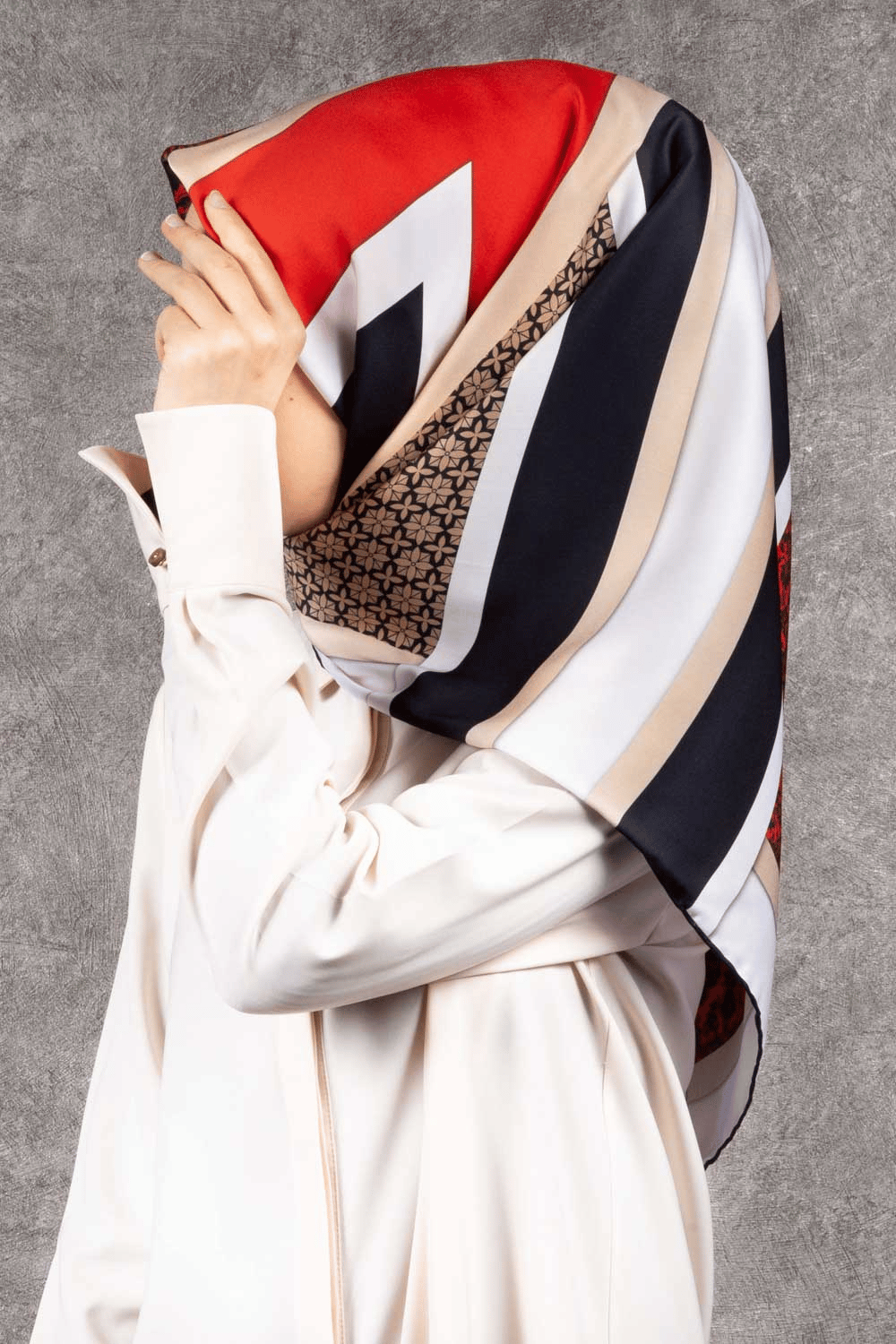 Twill Geometrik Barok Desenli Kırmızı - Siyah Renkli 90x90 Eşarp (İpek İçermez) Kenar Dikiş Şekli El Dikişli