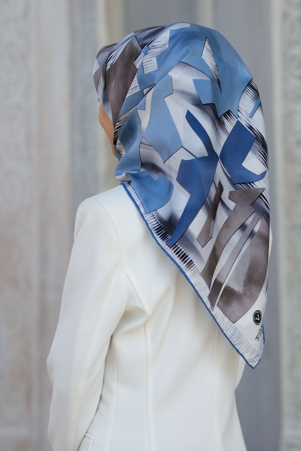 %100 Twill İpek Geometrik Desenli İndigo - Gri Renkli 90x90 Eşarp Dikim Şekli : El Dikişi