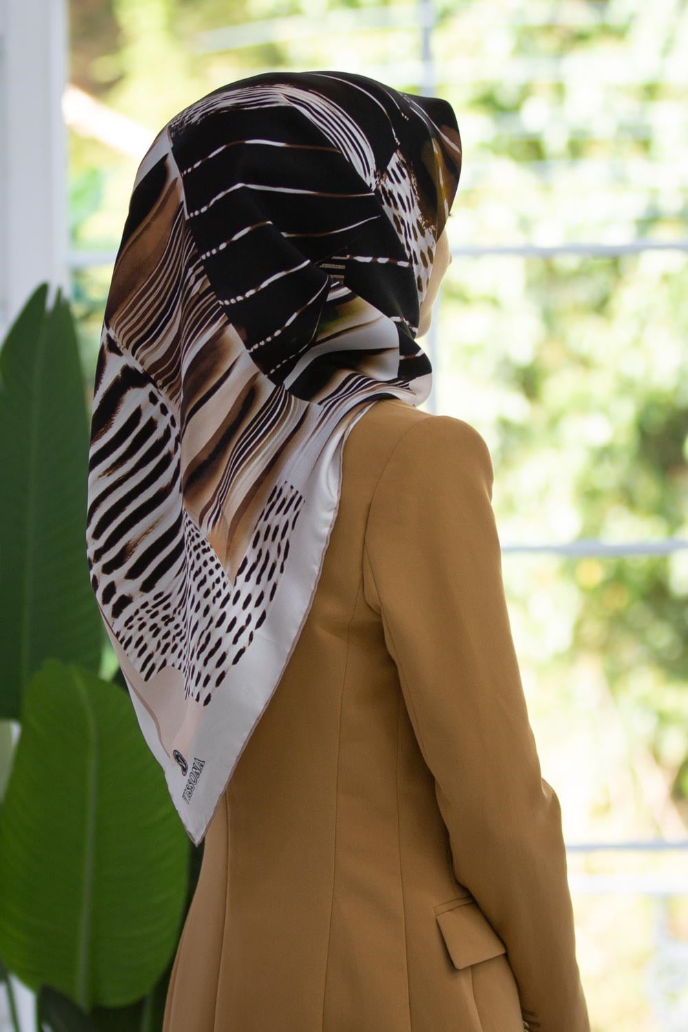 %100 Twill İpek Geometrik Desenli Bej - Bakır Renkli 90x90 Eşarp Dikim Şekli : El Dikişi
