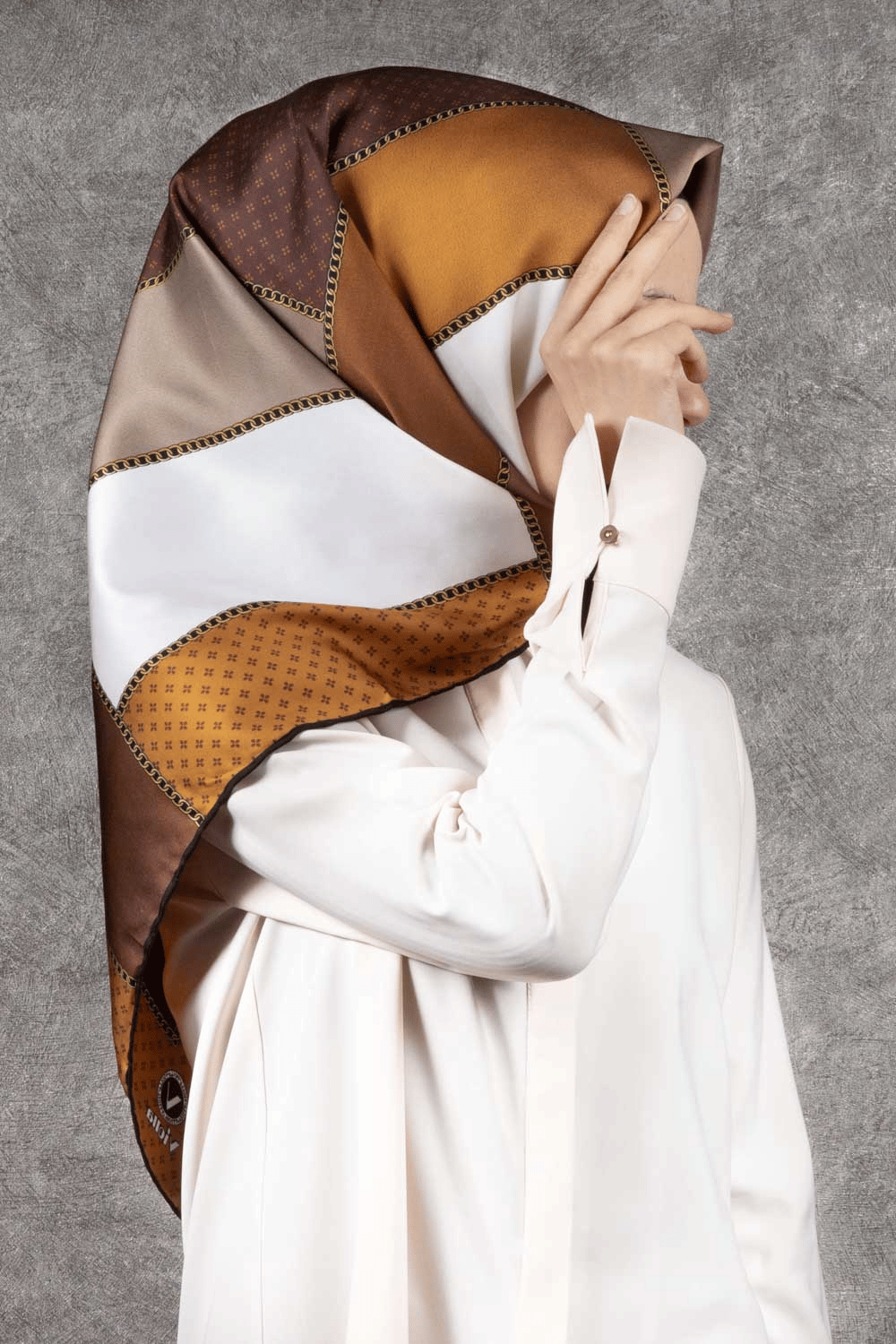 Twill Geometrik Desenli Kahverengi - Hardal Renkli 90x90 Eşarp (İpek İçermez) Kenar Dikiş Şekli El Dikişli