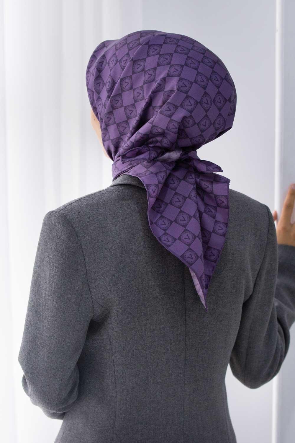 %100 Twill İpek Monogram Desenli Mor Renkli 90x90 Eşarp Dikim Şekli : El Dikişi