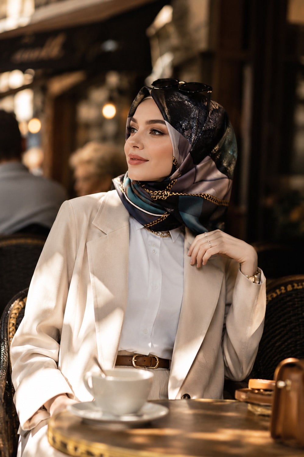% 57 İPEK % 43 VİSKON Twill İpek Taş Efekti Desenli Petrol Mavisi - Siyah Renkli 90x90 Eşarp Dikim Şekli : El Dikişi