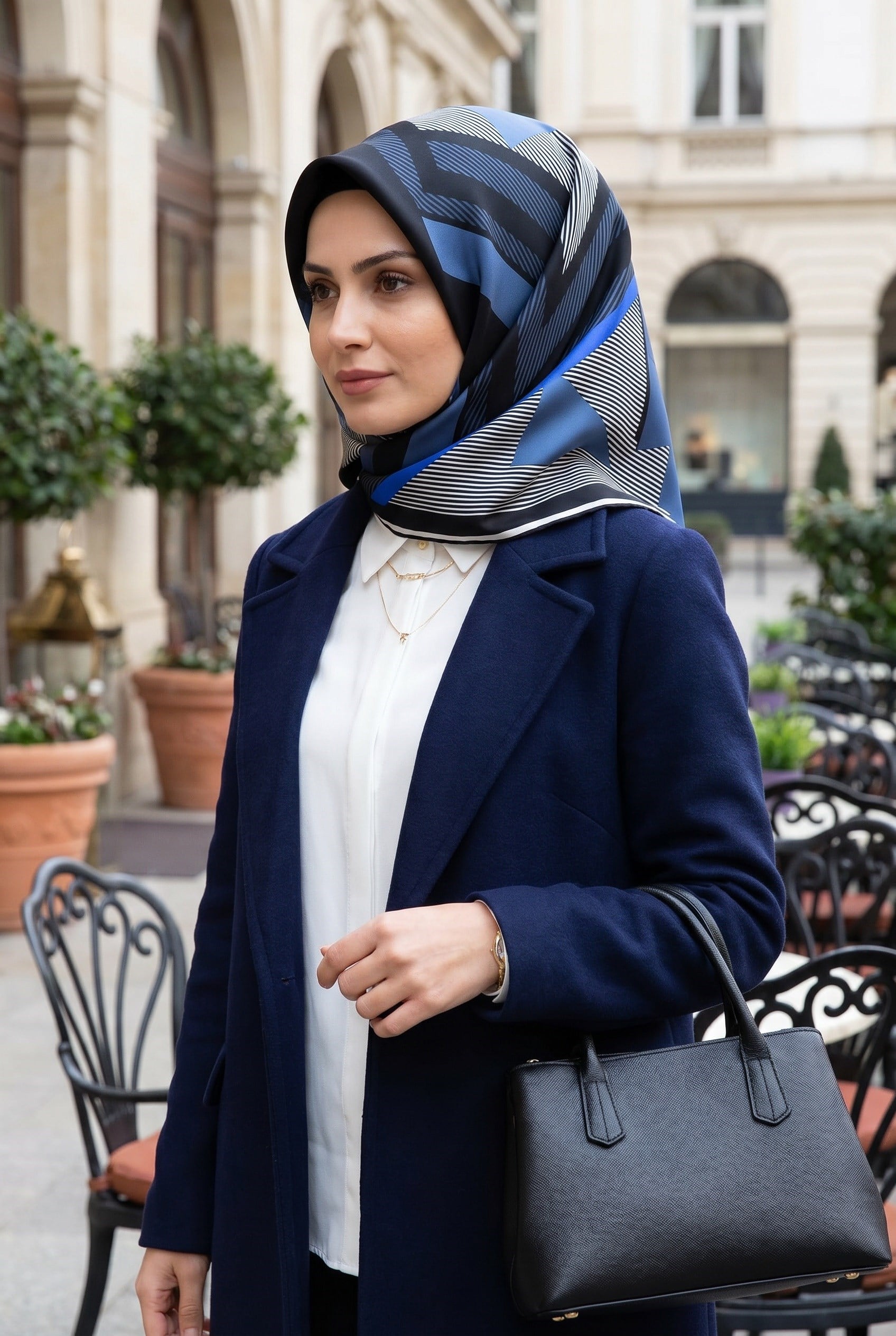 %100 Twill İpek Geometrik Desenli Saks - Siyah Renkli 90x90 Eşarp Dikim Şekli : El Dikişi