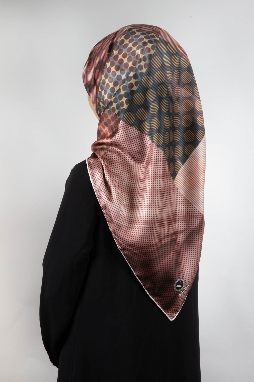 Twill Geometrik Desenli Bakır Renkli 90x90 Eşarp (İpek İçermez) Kenar Dikiş Şekli El Dikişli