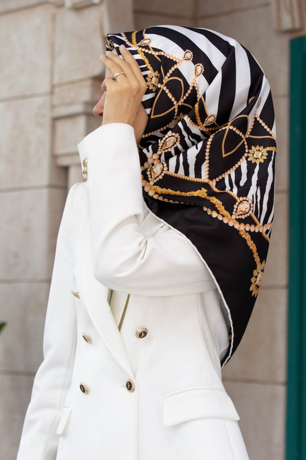 Twill Gold Detaylı Zebra Desenli Siyah Renkli 90x90 Eşarp (İpek İçermez) Kenar Dikiş Şekli El Dikişli