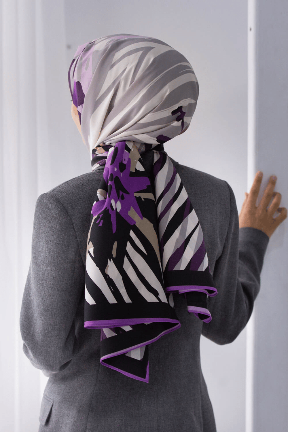 LÜKS MEDİNE İPEĞİ ZEBRA VE ÇİÇEK DESENLİ LİLA RENKLİ 75X195 KIRIŞMAZ ŞAL MOSS KREP DİKİŞ TİPİ İTALYAN DİKİŞLİ