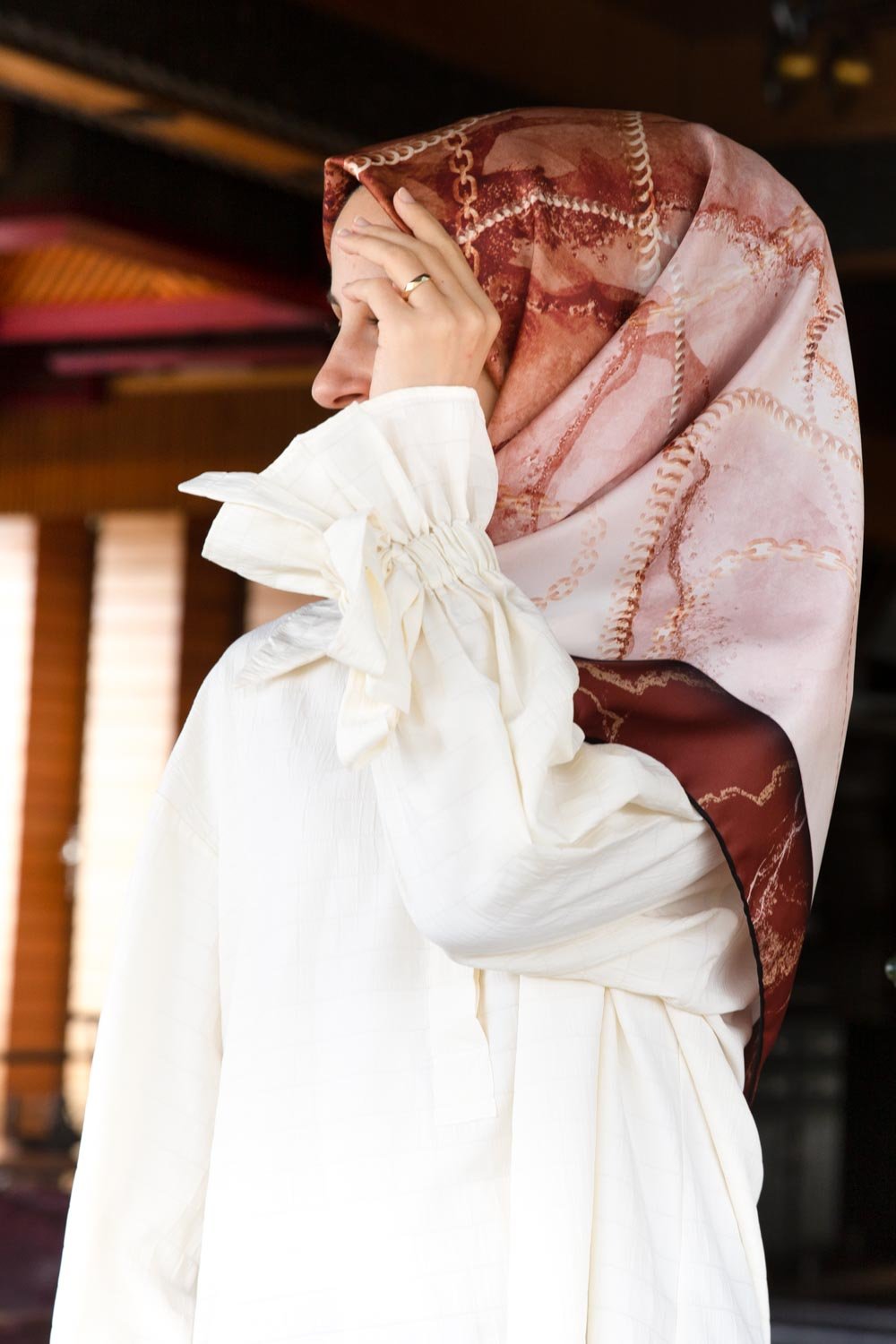 Twill Mermer ve Zincir Desenli Taba Renkli 90x90 Eşarp (İpek İçermez) Kenar Dikiş Şekli El Dikişli