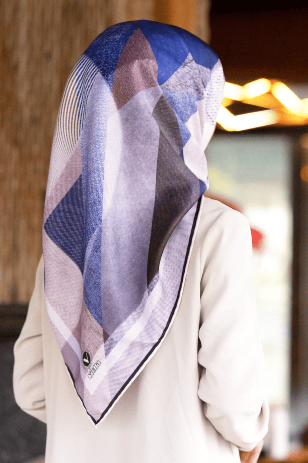Twill Dokulu Ve Geometrik Desenli Lacivert Renkli 90x90 Eşarp (İpek İçermez) Kenar Dikiş Şekli El Dikişli
