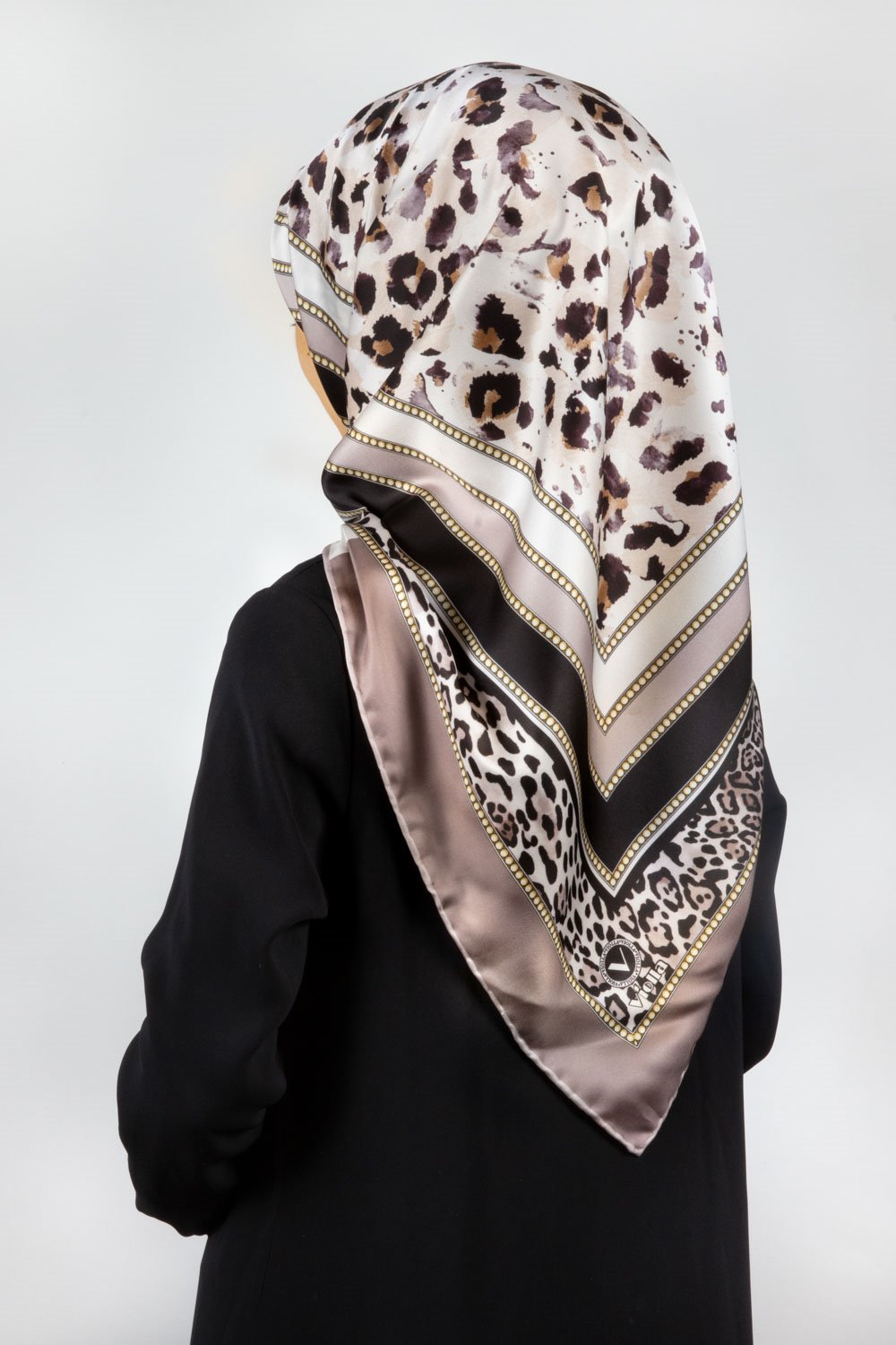 Twill Kemerli ve Leopar Desenli Bej Renkli 90x90 Eşarp (İpek İçermez) Dikim Şekli : El Dikişi