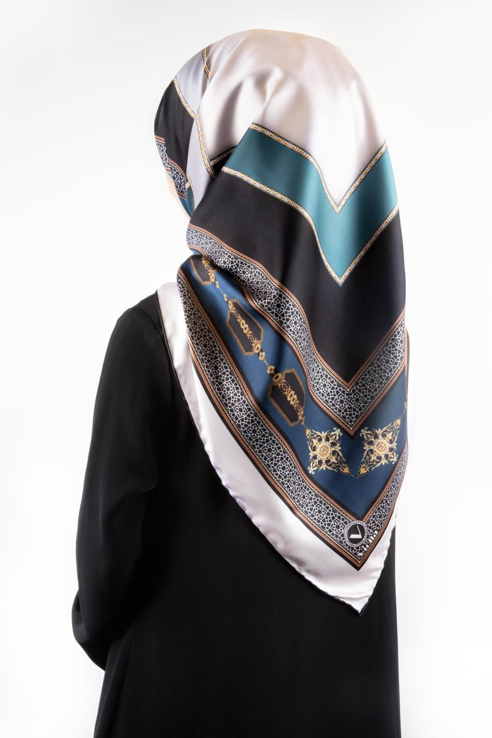 Twill Gold Detaylı ve Antik Motif Desenli İndigo Renkli 90x90 Eşarp (İpek İçermez) Kenar Dikiş Şekli El Dikişli