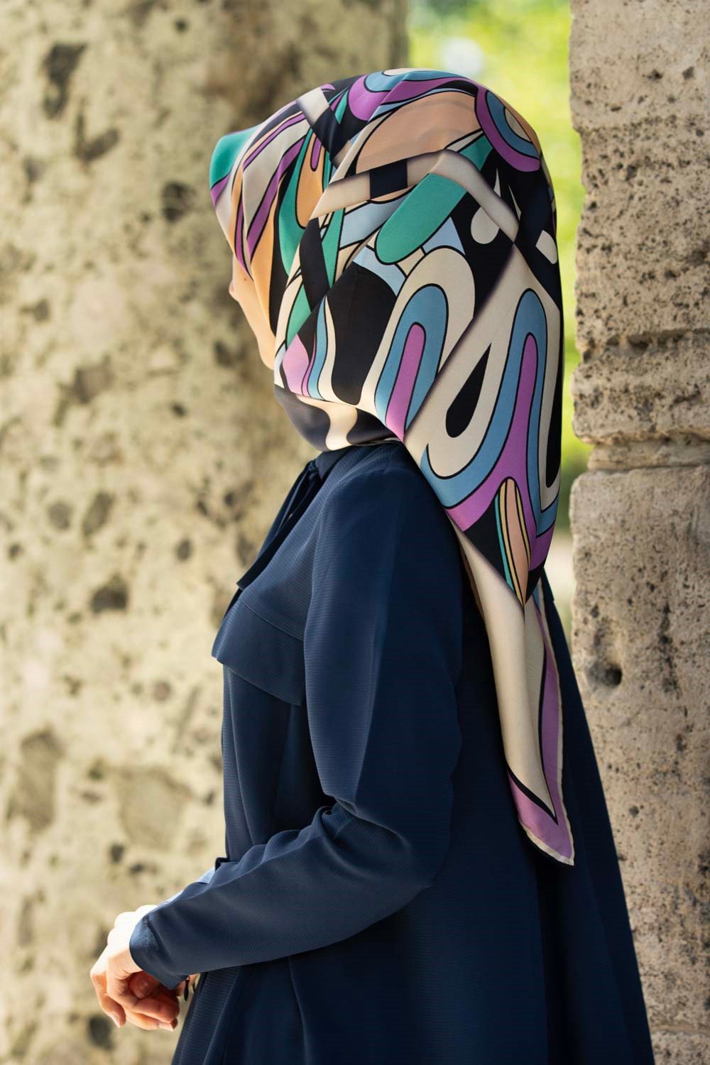 100% Twill İpek Geometrik Desenli Lacivert - Lila Renkli 90x90 Dikim Şekli : El Dikişi Eşarp