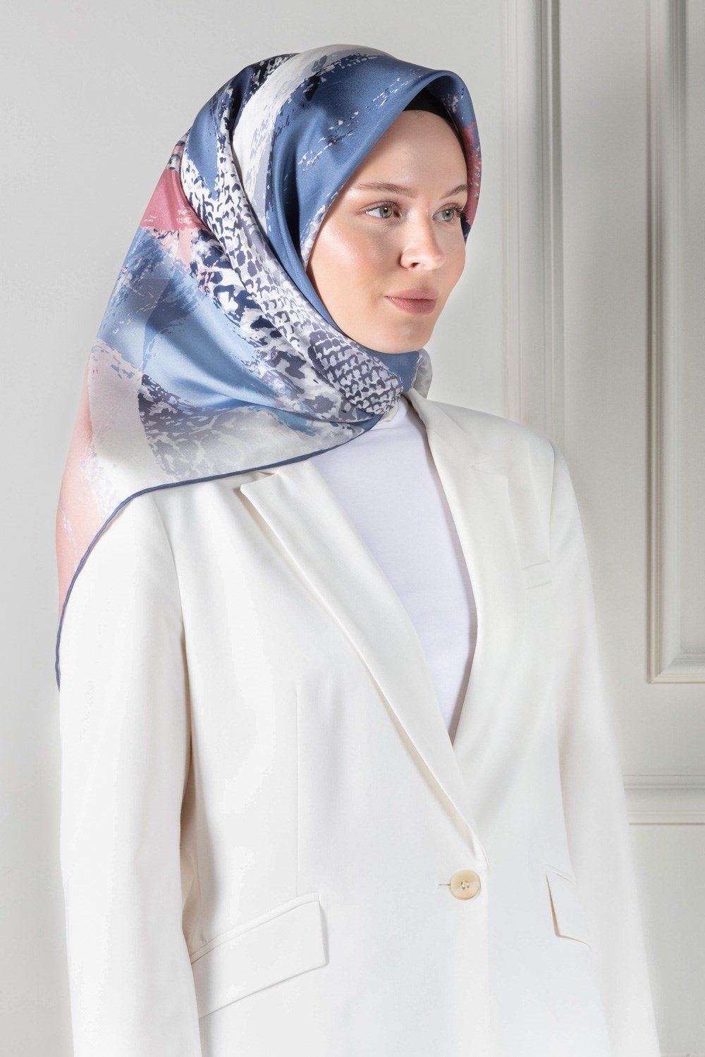 %100 Twill İpek Leopar ve Fırça Desenli İndigo Mavisi - Pudra Renkli 90x90 Eşarp Dikim Şekli : El Dikişi