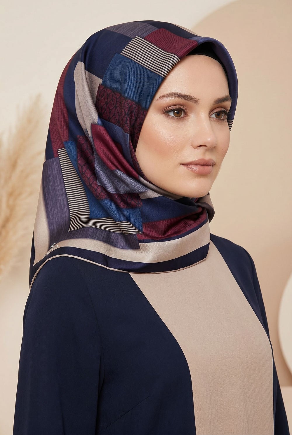 %100 Twill İpek Geometrik Desenli Bordo - Lacivert Renkli 90x90 Eşarp Dikim Şekli : El Dikişi