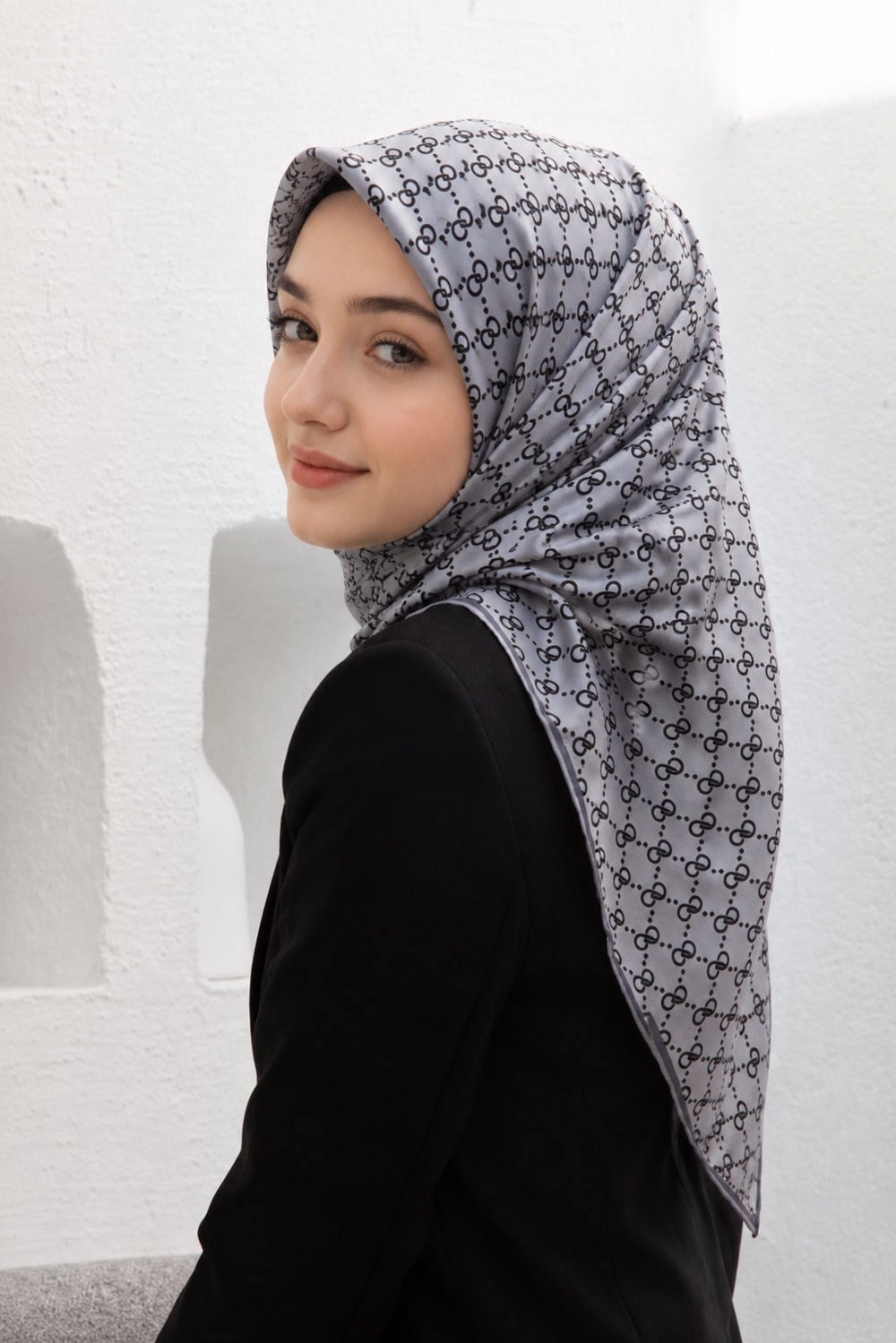 %57 İPEK %43 VİSKON Twill İpek Leopar Desenli Gri Renkli 90x90 Eşarp Dikim Şekli : El Dikişi