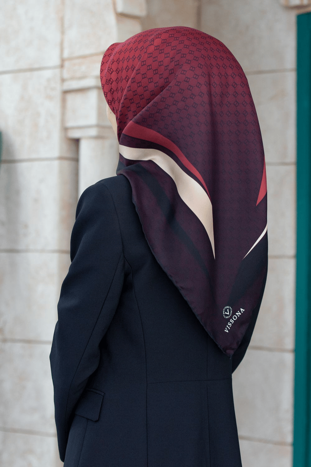 % 57 İPEK % 43 VİSKON Twill İpek Degrade Desenli Siyah - Kırmızı Renkli 90x90 Eşarp Dikim Şekli : El Dikişi