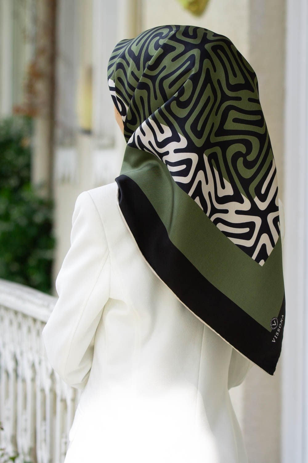 100% Twill İpek Bordürlü Dalga Desenli Siyah - Haki Renkli 90x90 Dikim Şekli : El Dikişi Eşarp