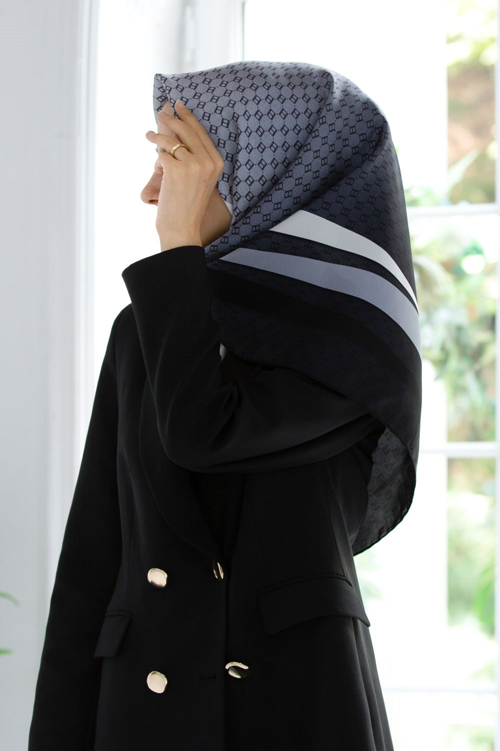 % 57 İPEK % 43 VİSKON Twill İpek Degrade Desenli Siyah - Krem Renkli 90x90 Eşarp Dikim Şekli : El Dikişi