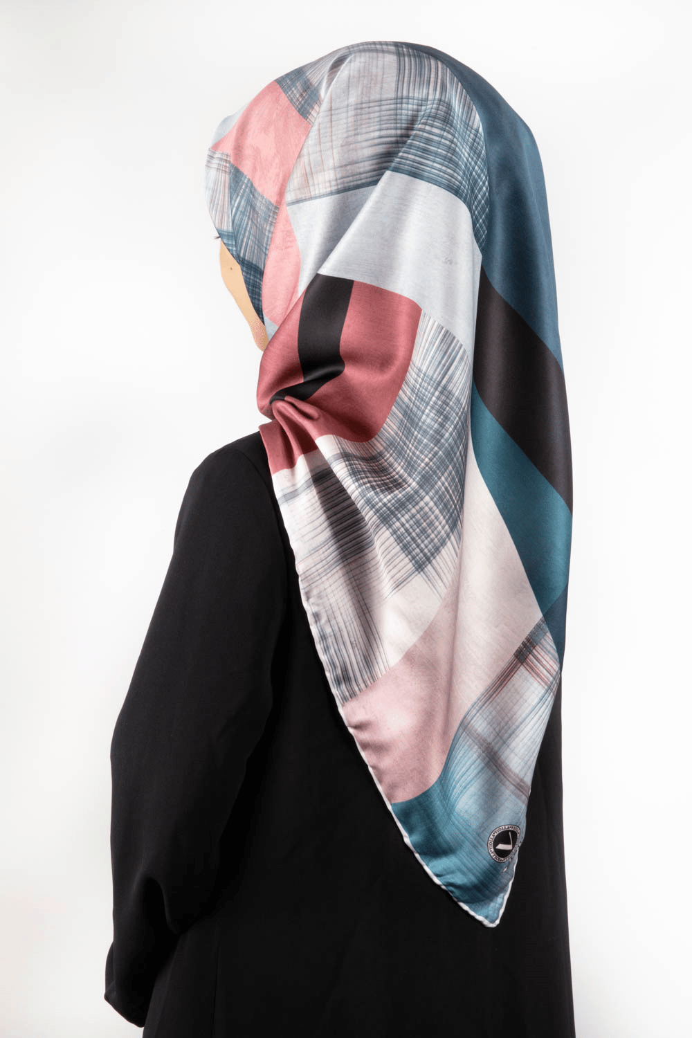 Twill Geometrik Desenli Pudra Renkli 90x90 Eşarp (İpek İçermez) Kenar Dikiş Şekli El Dikişli