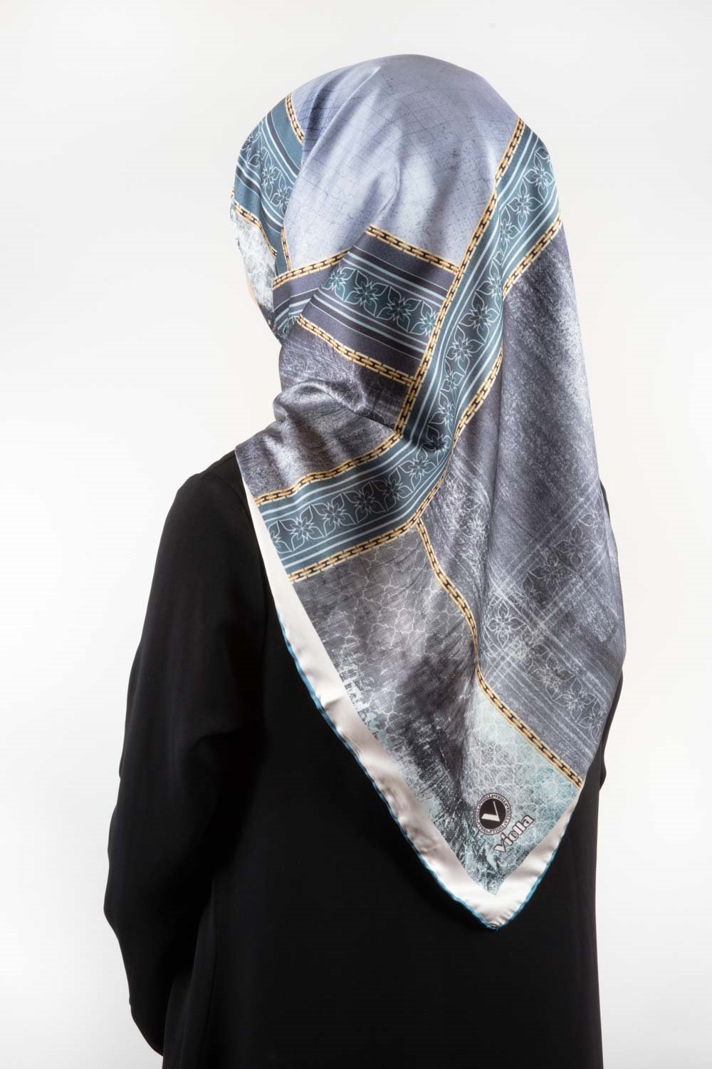 Twill Dokulu Ve Geometrik Desenli Bebe Mavisi Renkli 90x90 Eşarp (İpek İçermez) Dikim Şekli : El Dikişi