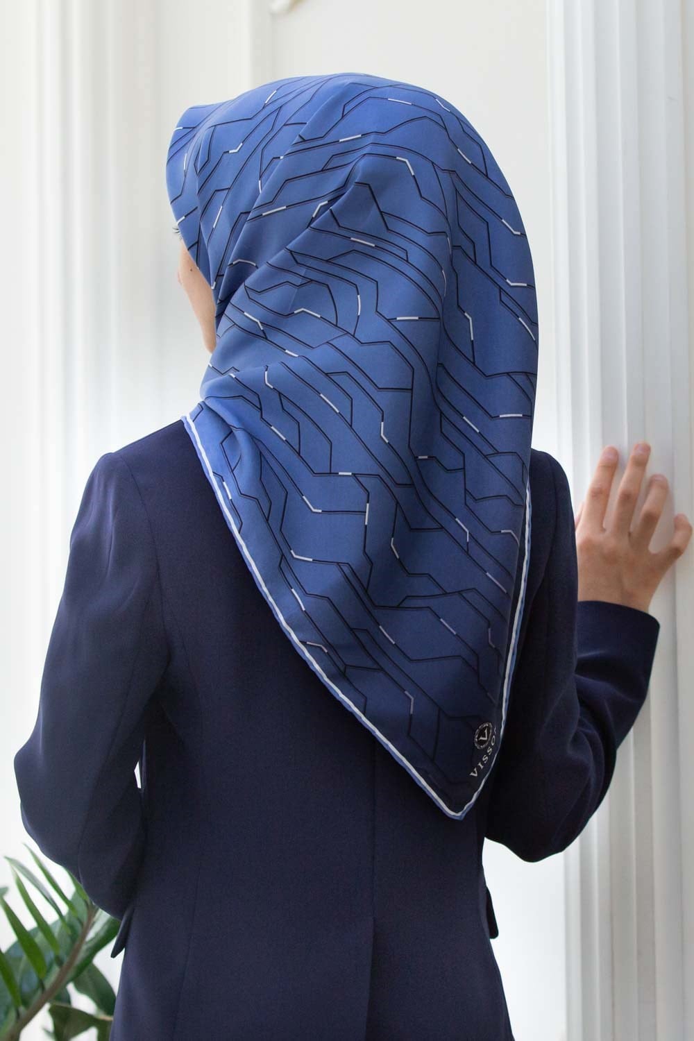 %100 Twill İpek Geometrik Desenli İndigo Renkli 90x90 Eşarp Dikim Şekli : El Dikişi